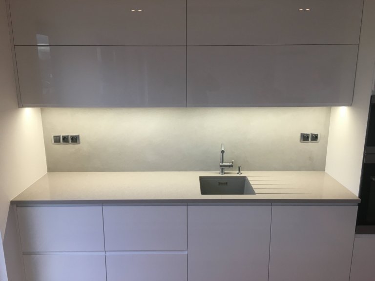 Betonová stěrka za kuchyňskou linkou