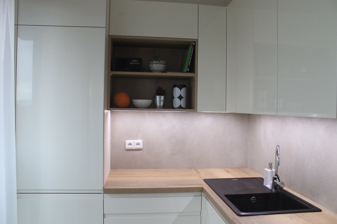 Betonová stěrka za kuchyňskou linkou