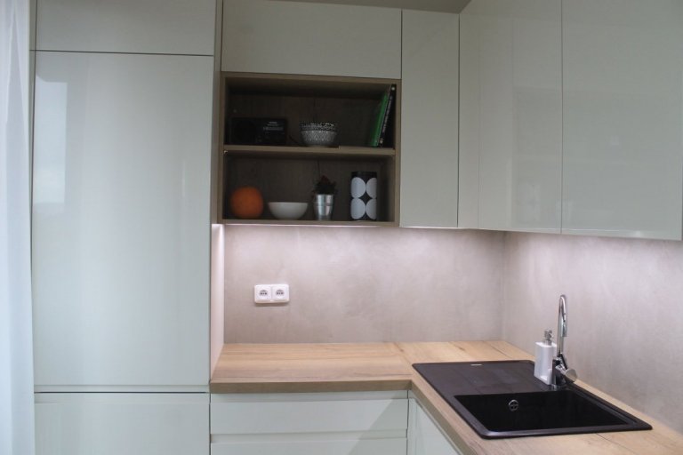 Betonová stěrka za kuchyňskou linkou