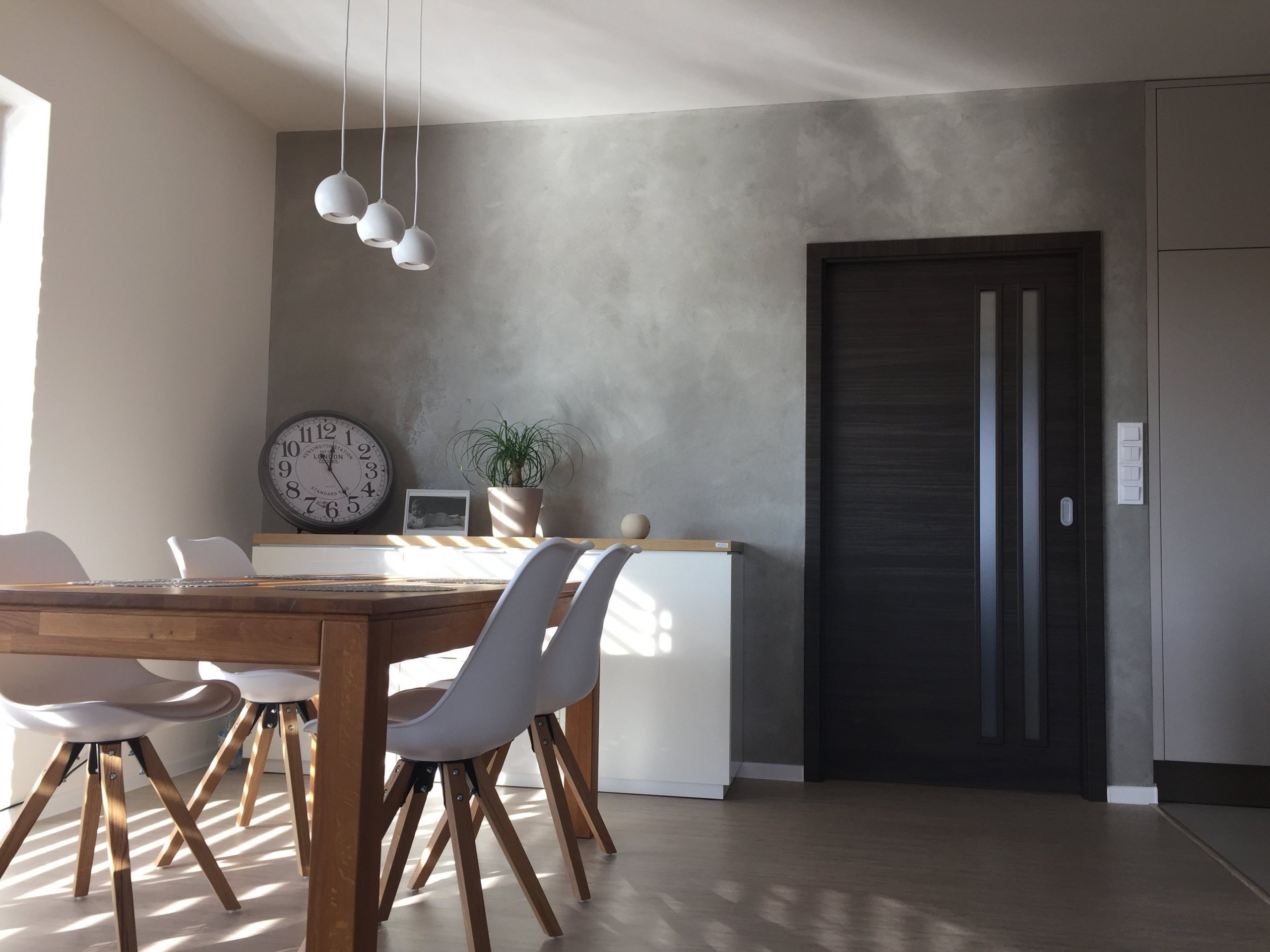 Betonová stěrka v obývacím pokoji