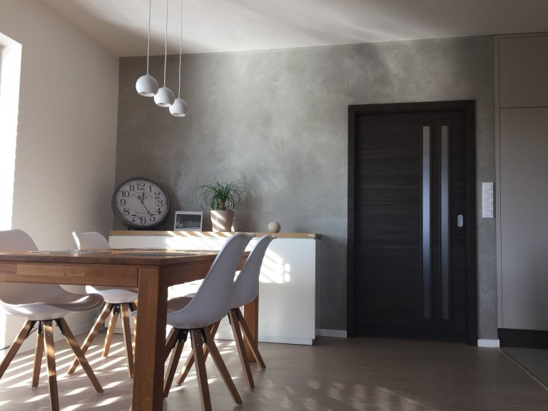 Betonová stěrka v obývacím pokoji