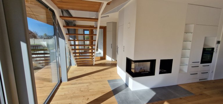 Kompletní novostavba na klíč ve Vrchlabí, vše dle přání a představ našich klientů. Dřevěná fasáda domu se harmonicky vkládá do okolní přírody a podtrhuje tak…