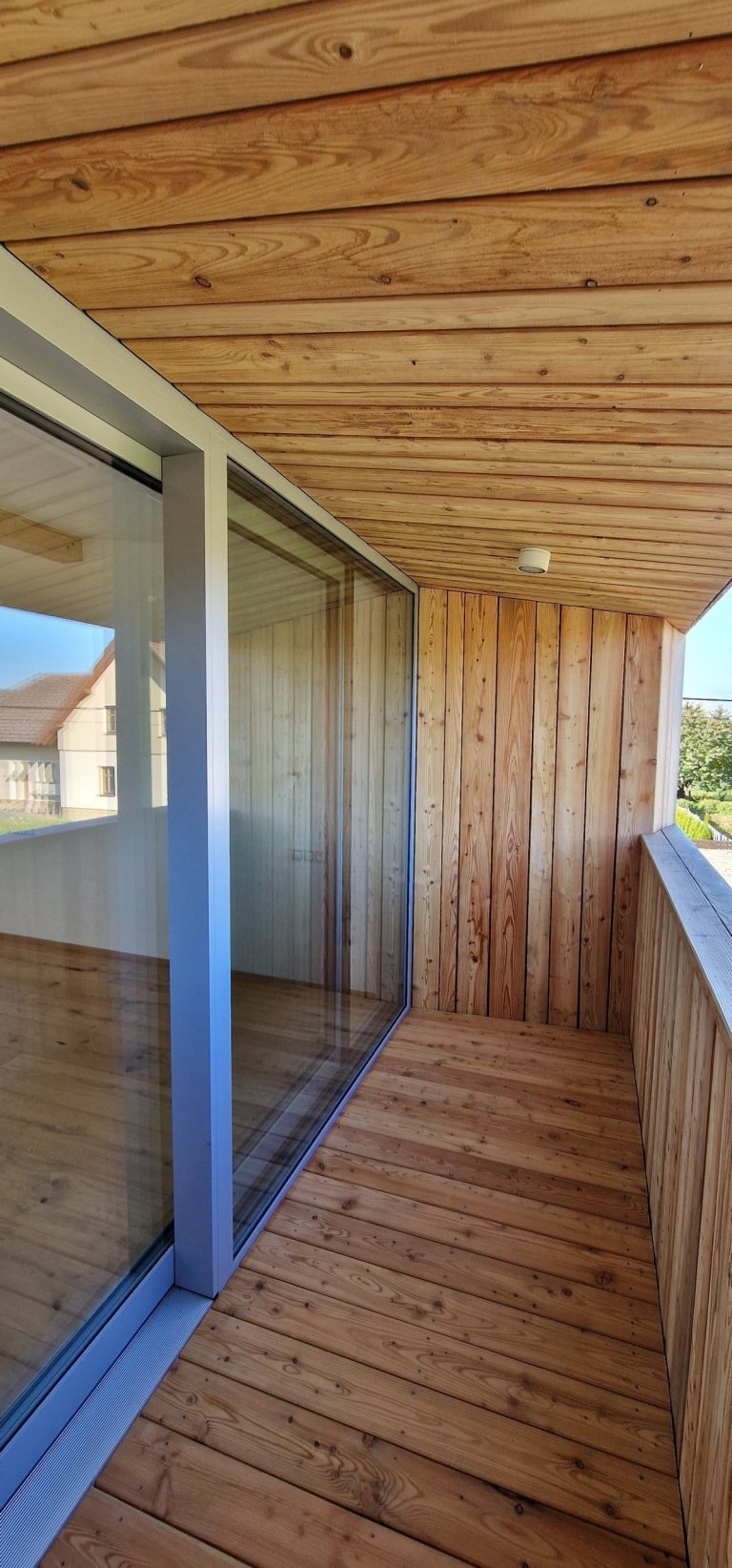 Kompletní novostavba na klíč ve Vrchlabí, vše dle přání a představ našich klientů. Dřevěná fasáda domu se harmonicky vkládá do okolní přírody a podtrhuje tak…