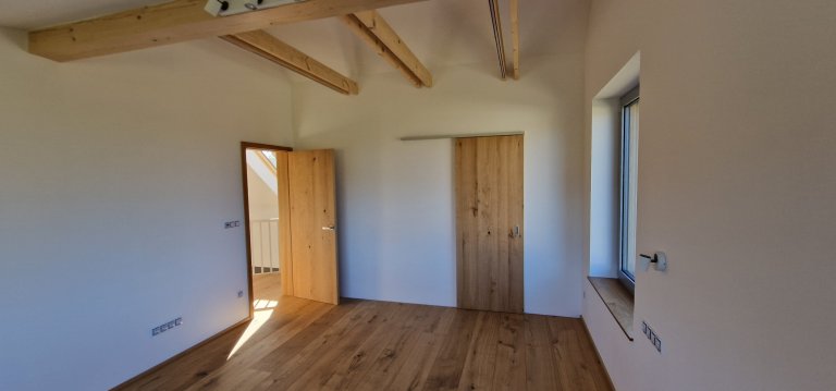 Kompletní novostavba na klíč ve Vrchlabí, vše dle přání a představ našich klientů. Dřevěná fasáda domu se harmonicky vkládá do okolní přírody a podtrhuje tak…