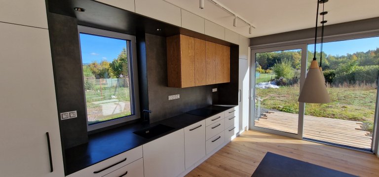 Kompletní novostavba na klíč ve Vrchlabí, vše dle přání a představ našich klientů. Dřevěná fasáda domu se harmonicky vkládá do okolní přírody a podtrhuje tak…