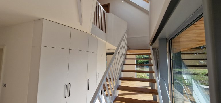 Kompletní novostavba na klíč ve Vrchlabí, vše dle přání a představ našich klientů. Dřevěná fasáda domu se harmonicky vkládá do okolní přírody a podtrhuje tak…