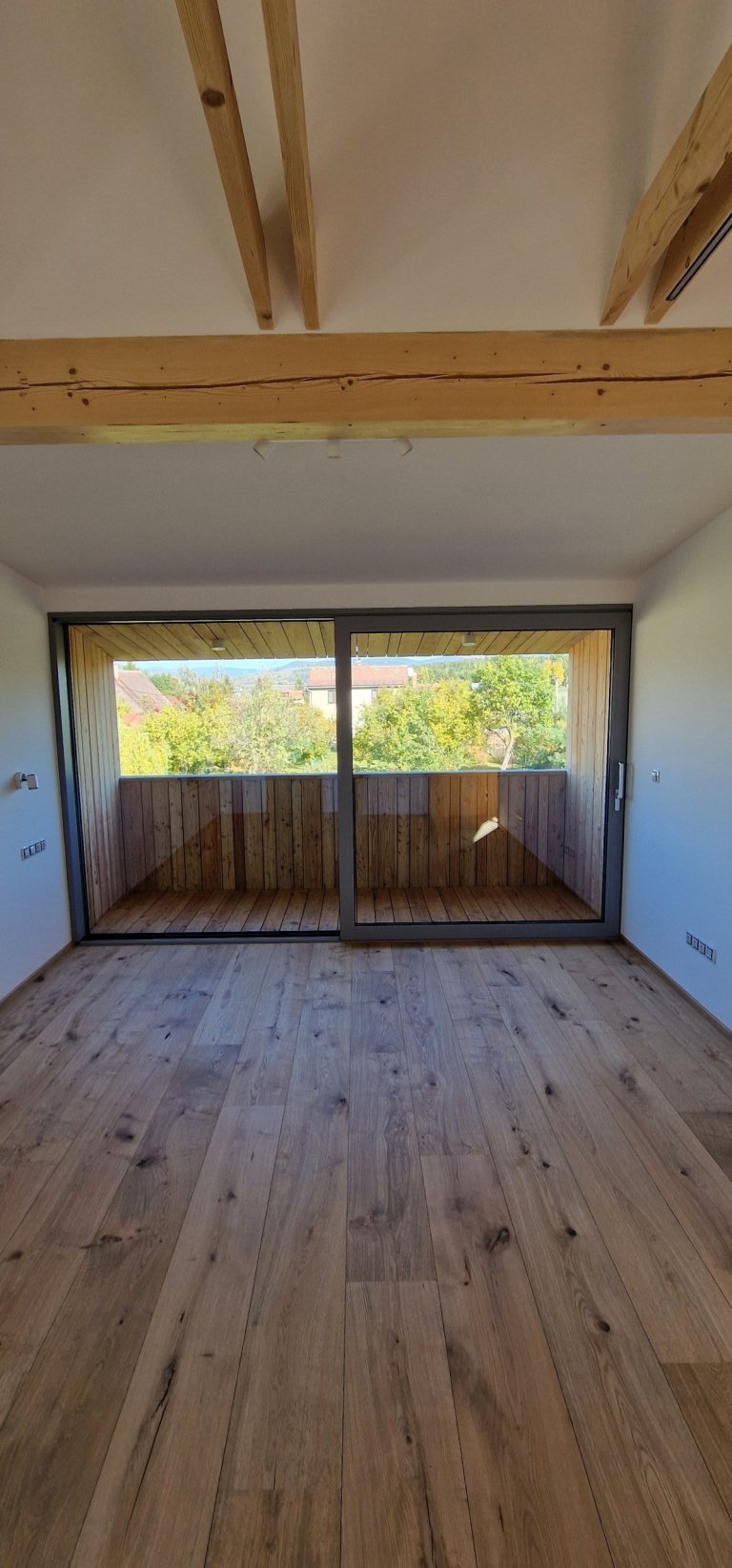 Kompletní novostavba na klíč ve Vrchlabí, vše dle přání a představ našich klientů. Dřevěná fasáda domu se harmonicky vkládá do okolní přírody a podtrhuje tak…