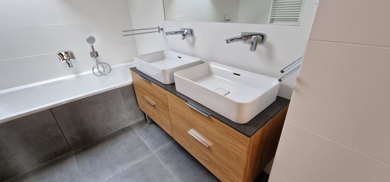 Kompletní novostavba na klíč ve Vrchlabí, vše dle přání a představ našich klientů. Dřevěná fasáda domu se harmonicky vkládá do okolní přírody a podtrhuje tak…