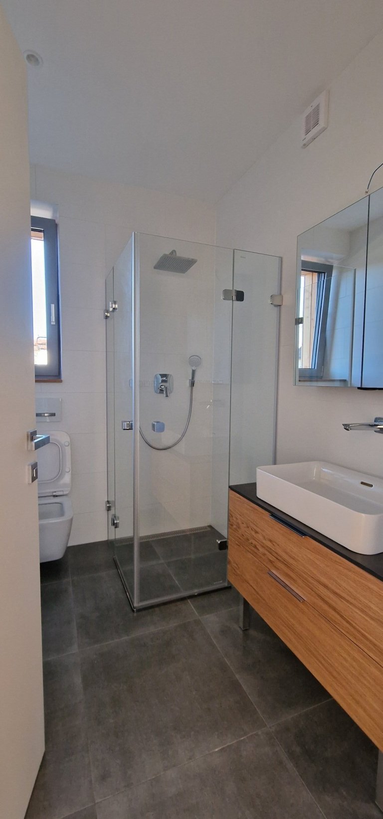 Kompletní novostavba na klíč ve Vrchlabí, vše dle přání a představ našich klientů. Dřevěná fasáda domu se harmonicky vkládá do okolní přírody a podtrhuje tak…