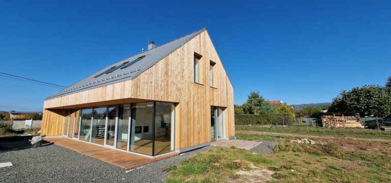 Kompletní novostavba na klíč ve Vrchlabí, vše dle přání a představ našich klientů. Dřevěná fasáda domu se harmonicky vkládá do okolní přírody a podtrhuje tak…