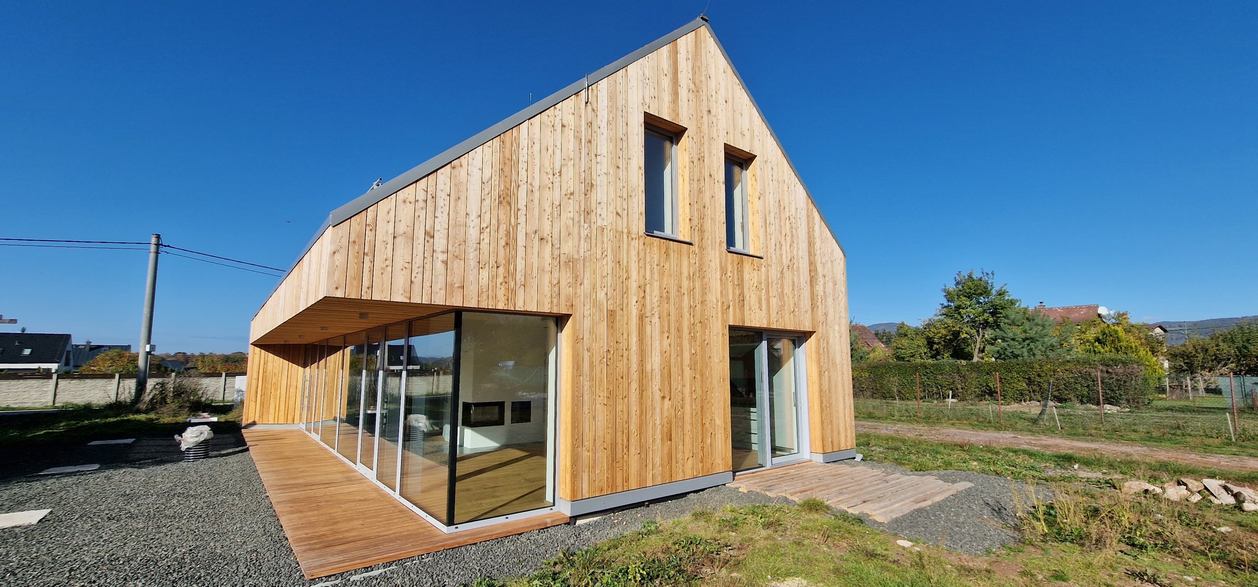 Kompletní novostavba na klíč ve Vrchlabí, vše dle přání a představ našich klientů. Dřevěná fasáda domu se harmonicky vkládá do okolní přírody a podtrhuje tak…