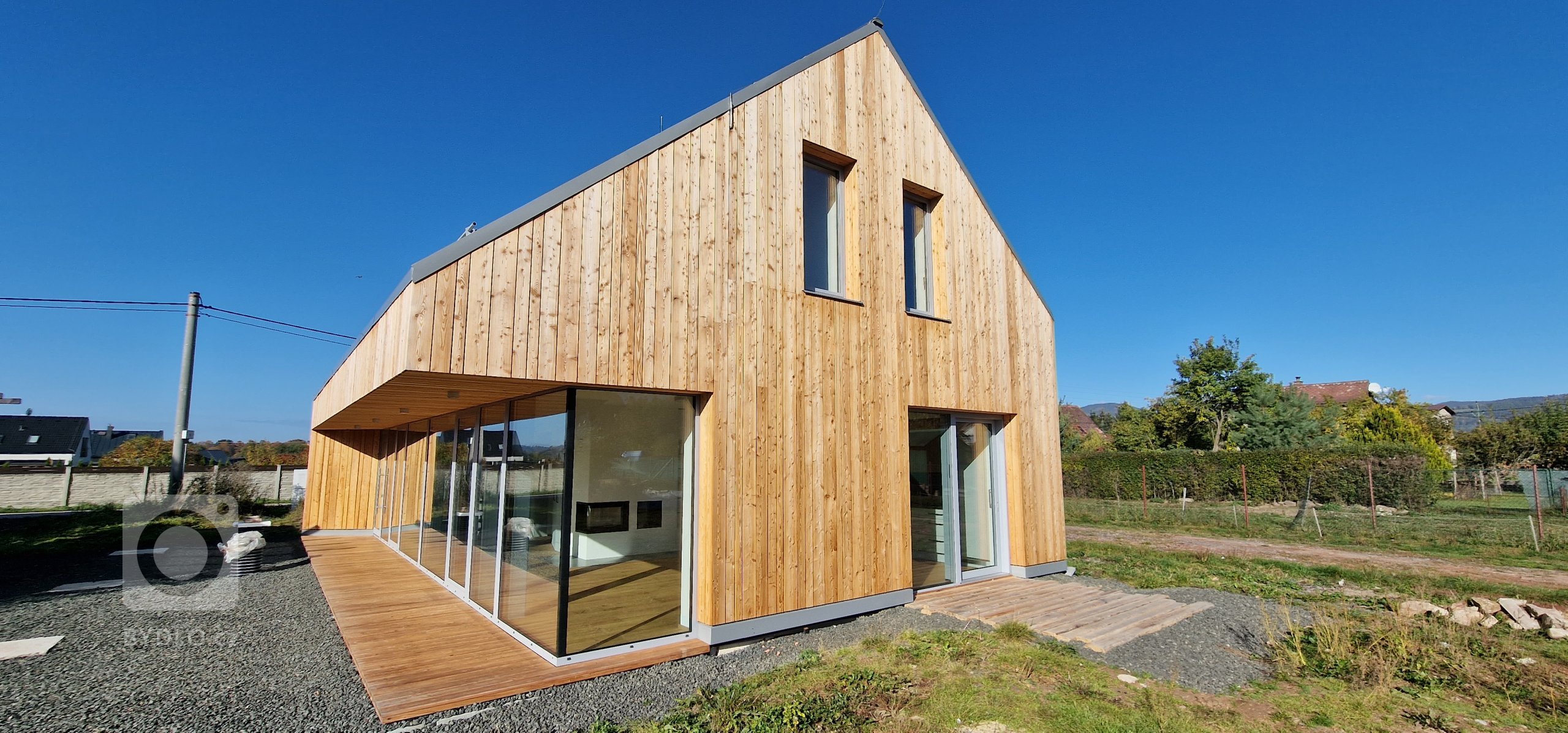 Kompletní novostavba na klíč ve Vrchlabí, vše dle přání a představ našich klientů. Dřevěná fasáda domu se harmonicky vkládá do okolní přírody a podtrhuje tak…