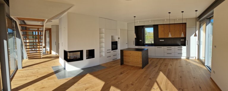 Kompletní novostavba na klíč ve Vrchlabí, vše dle přání a představ našich klientů. Dřevěná fasáda domu se harmonicky vkládá do okolní přírody a podtrhuje tak…