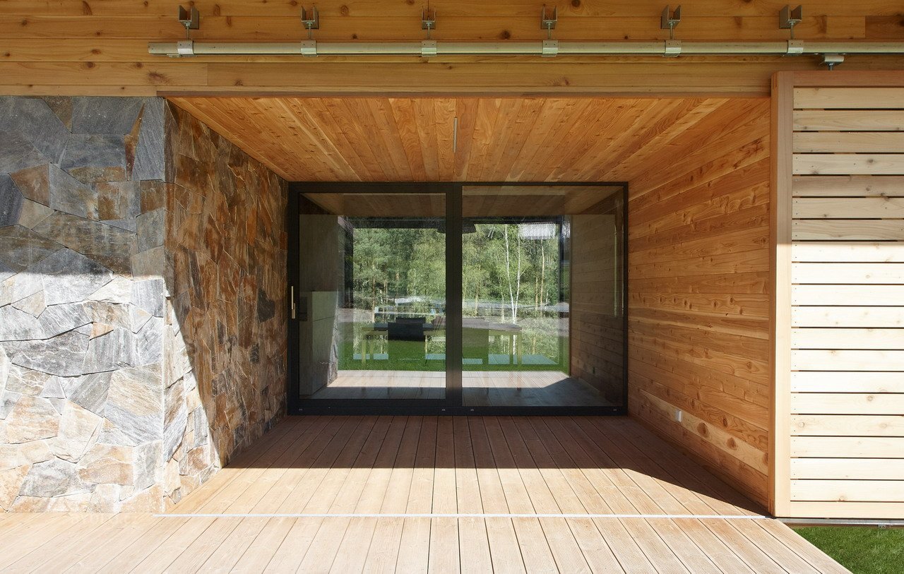 Zadání rodinného domu v&nbsp;Českém ráji nás očarovalo již při prvním setkání s investory. Jedinečný pozemek u lesa s výhledy na přilehlé skály a lesy měl…