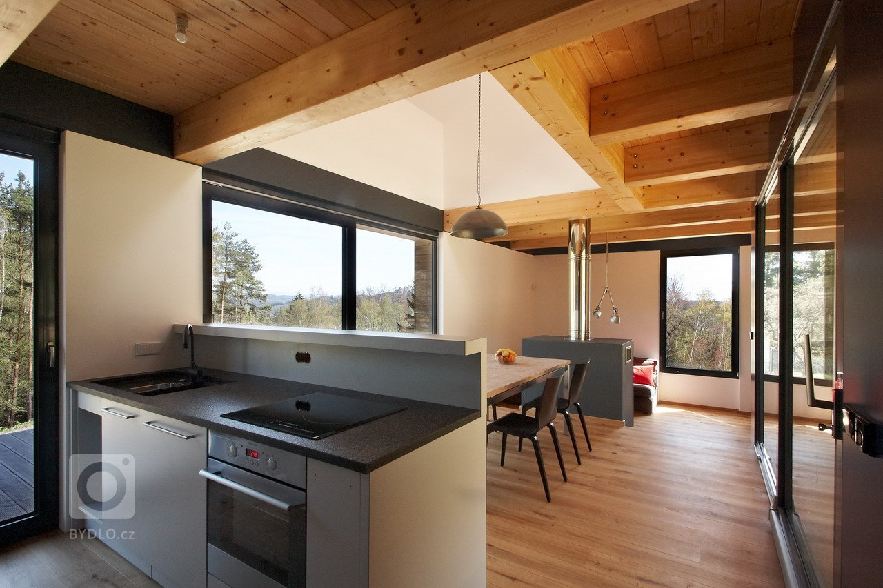 Zadání rodinného domu v&nbsp;Českém ráji nás očarovalo již při prvním setkání s investory. Jedinečný pozemek u lesa s výhledy na přilehlé skály a lesy měl…