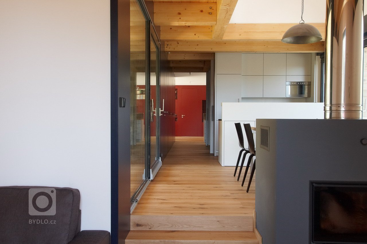 Zadání rodinného domu v&nbsp;Českém ráji nás očarovalo již při prvním setkání s investory. Jedinečný pozemek u lesa s výhledy na přilehlé skály a lesy měl…