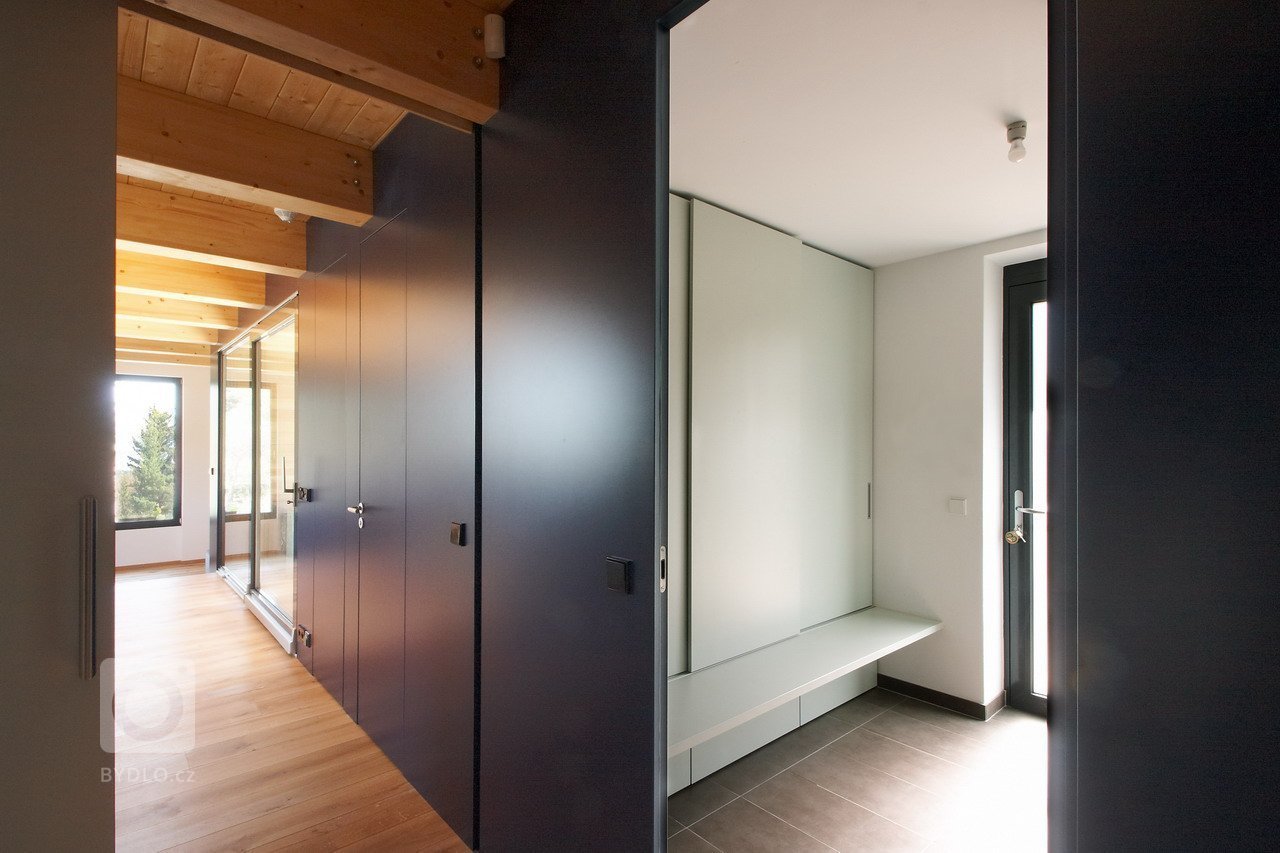 Zadání rodinného domu v&nbsp;Českém ráji nás očarovalo již při prvním setkání s investory. Jedinečný pozemek u lesa s výhledy na přilehlé skály a lesy měl…