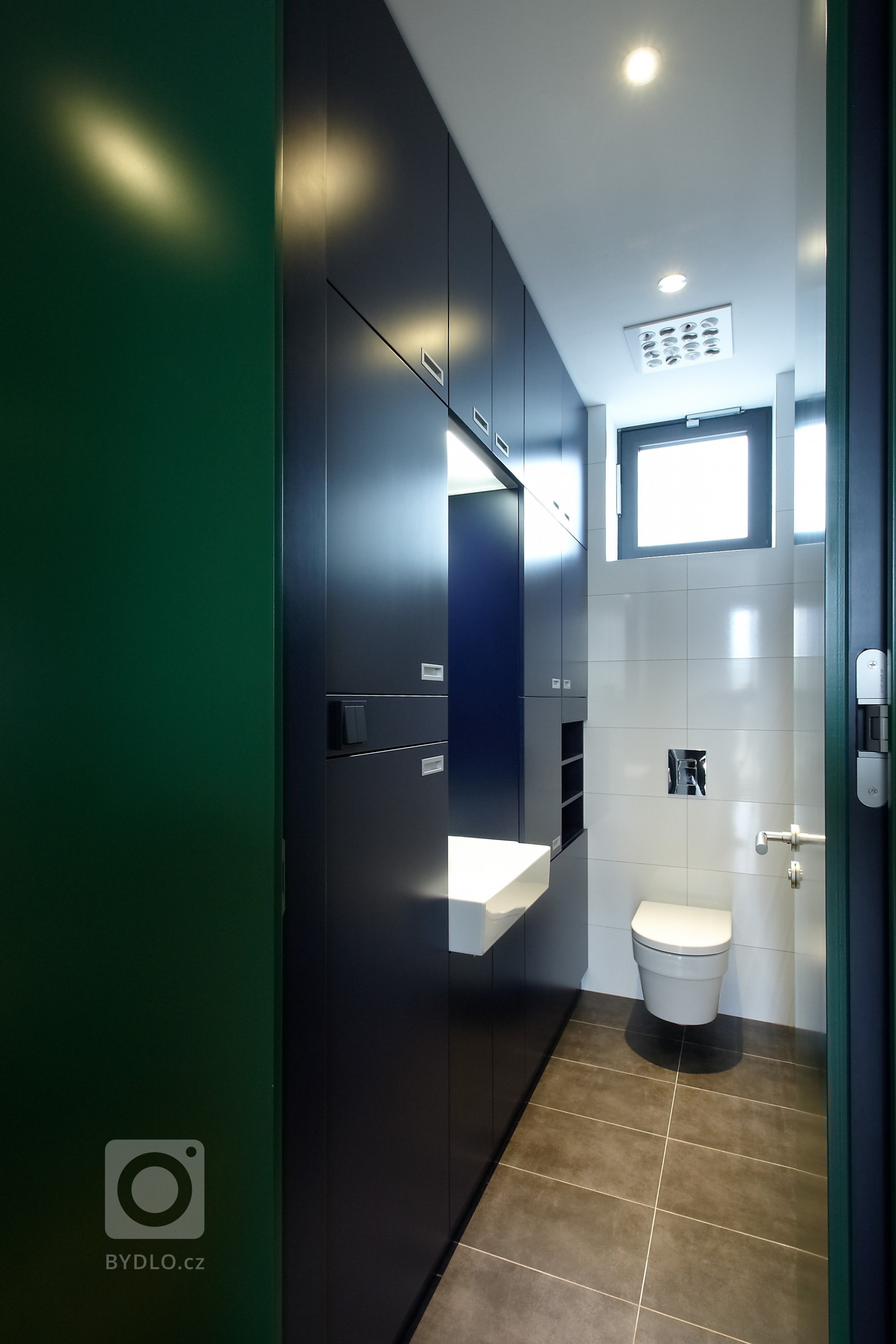 Krásný výhled, přitom nedaleko centra města v&nbsp;klidné residenční čtvrti; na první pohled ideální pozemek, a přesto prázdný. I přes nízkou cenu odrazoval…