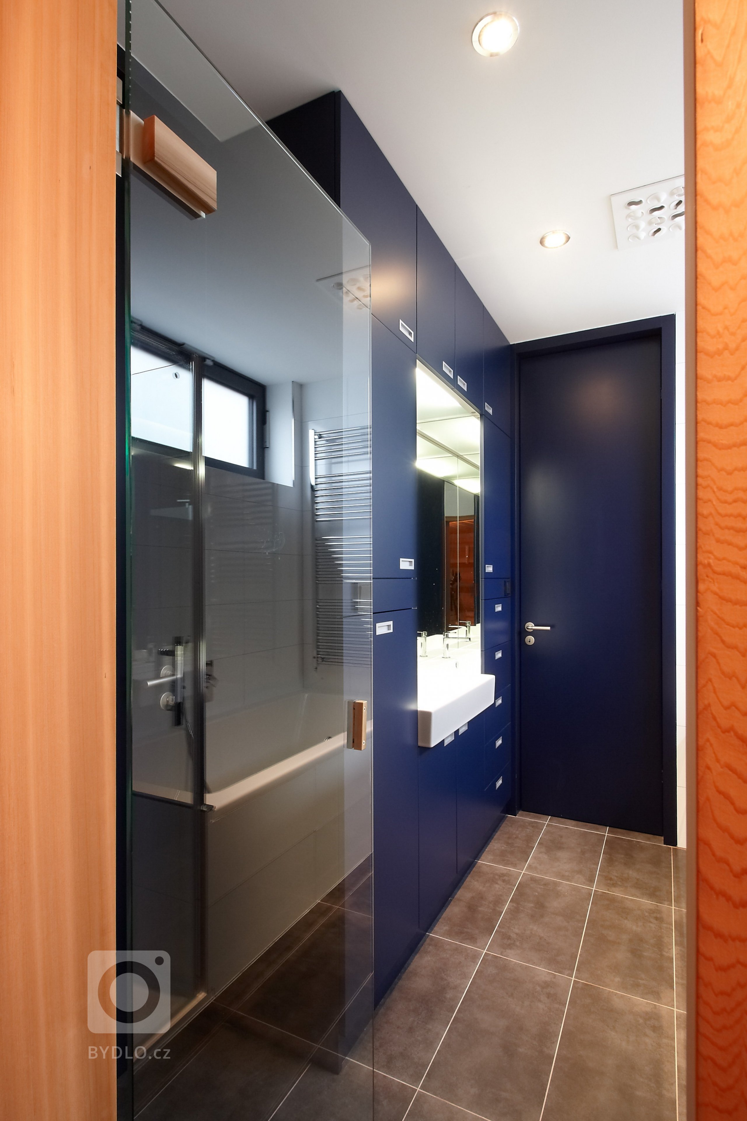 Krásný výhled, přitom nedaleko centra města v&nbsp;klidné residenční čtvrti; na první pohled ideální pozemek, a přesto prázdný. I přes nízkou cenu odrazoval…