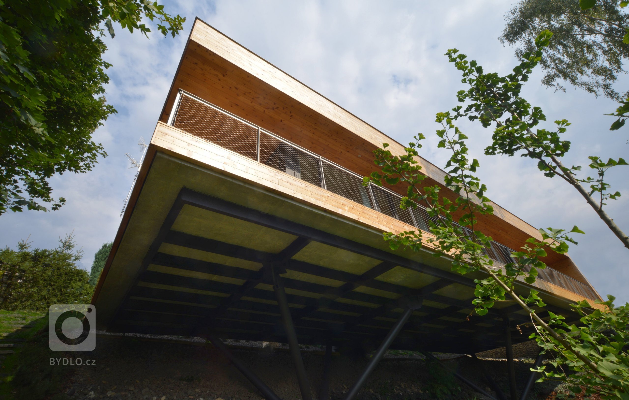 Krásný výhled, přitom nedaleko centra města v&nbsp;klidné residenční čtvrti; na první pohled ideální pozemek, a přesto prázdný. I přes nízkou cenu odrazoval…