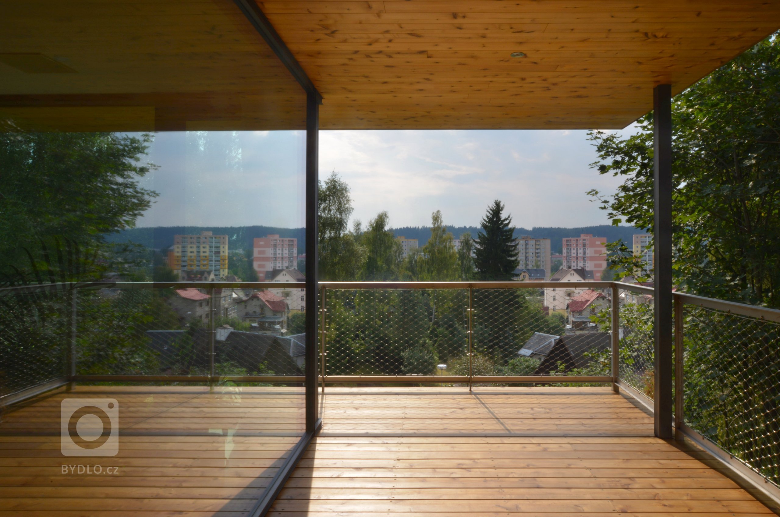 Krásný výhled, přitom nedaleko centra města v&nbsp;klidné residenční čtvrti; na první pohled ideální pozemek, a přesto prázdný. I přes nízkou cenu odrazoval…