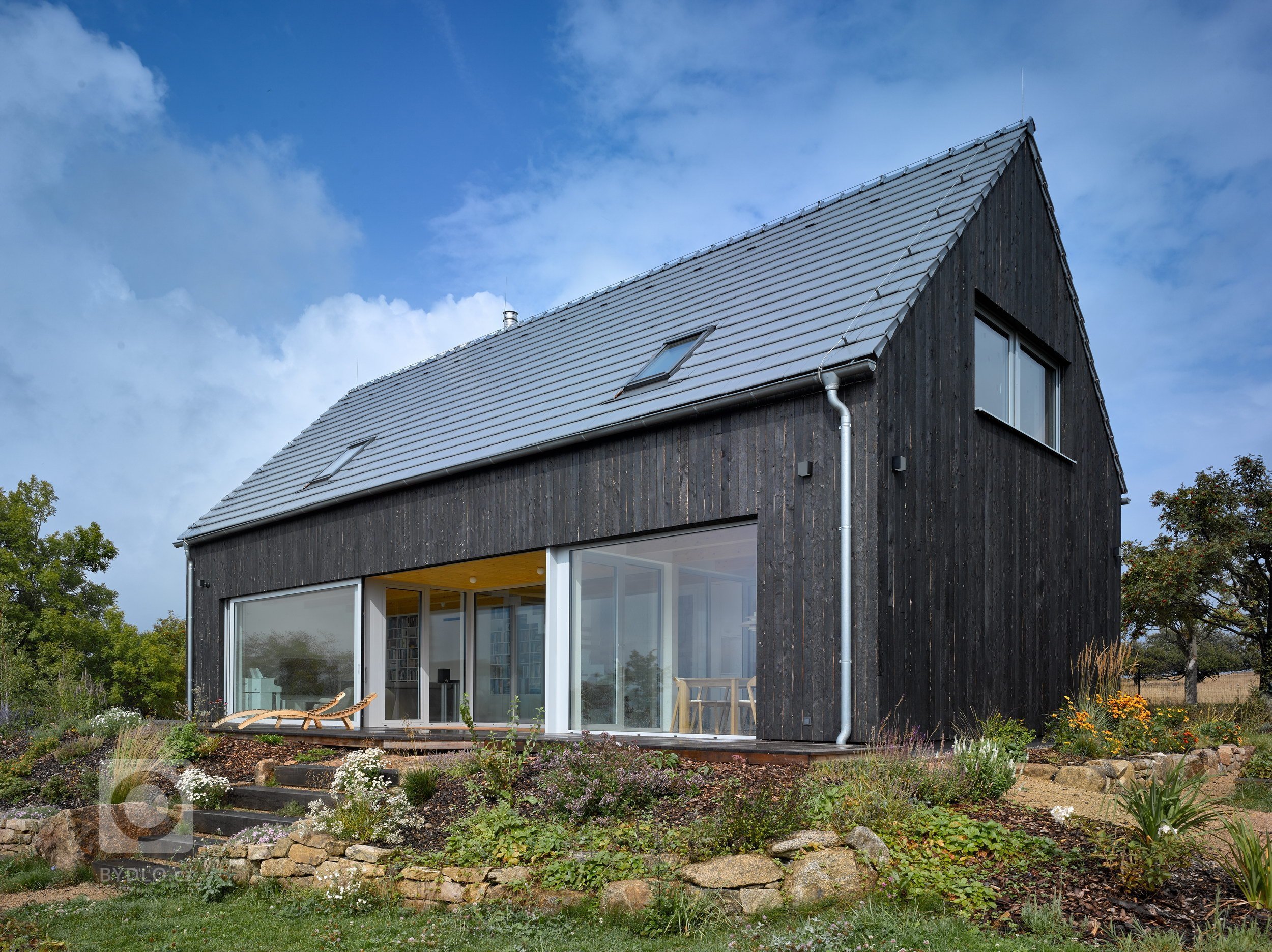 Pozemek na horských hřebenech, v krušnohorské osadě Mníšek, ležící asi kilometr od hranice s Německem, nabízí jedinečné panoráma. Klimatické podmínky však…
