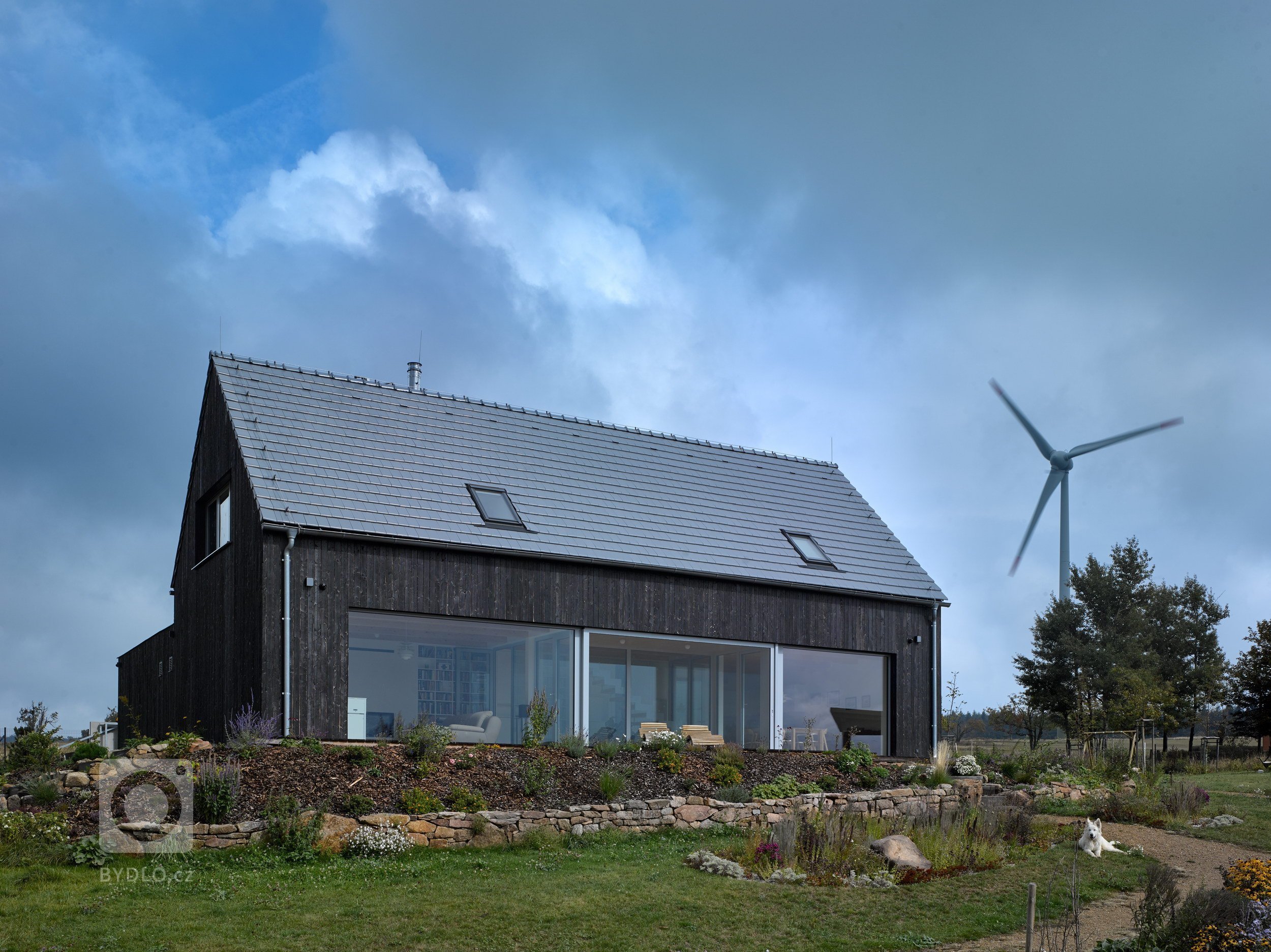 Pozemek na horských hřebenech, v krušnohorské osadě Mníšek, ležící asi kilometr od hranice s Německem, nabízí jedinečné panoráma. Klimatické podmínky však…
