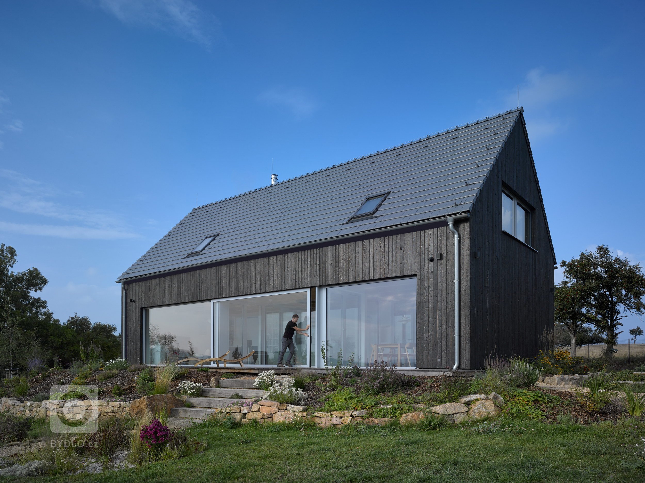 Pozemek na horských hřebenech, v krušnohorské osadě Mníšek, ležící asi kilometr od hranice s Německem, nabízí jedinečné panoráma. Klimatické podmínky však…