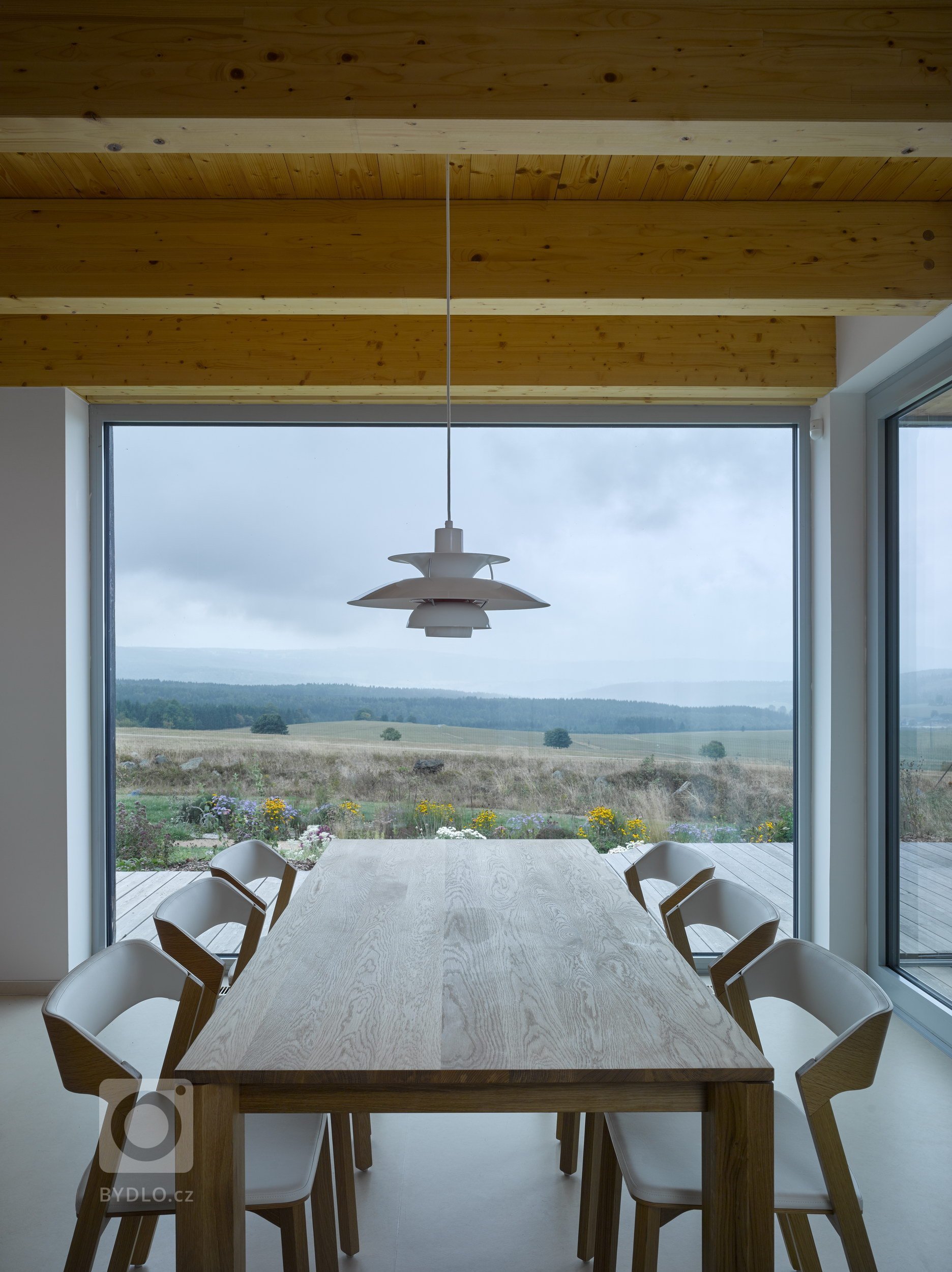 Pozemek na horských hřebenech, v krušnohorské osadě Mníšek, ležící asi kilometr od hranice s Německem, nabízí jedinečné panoráma. Klimatické podmínky však…