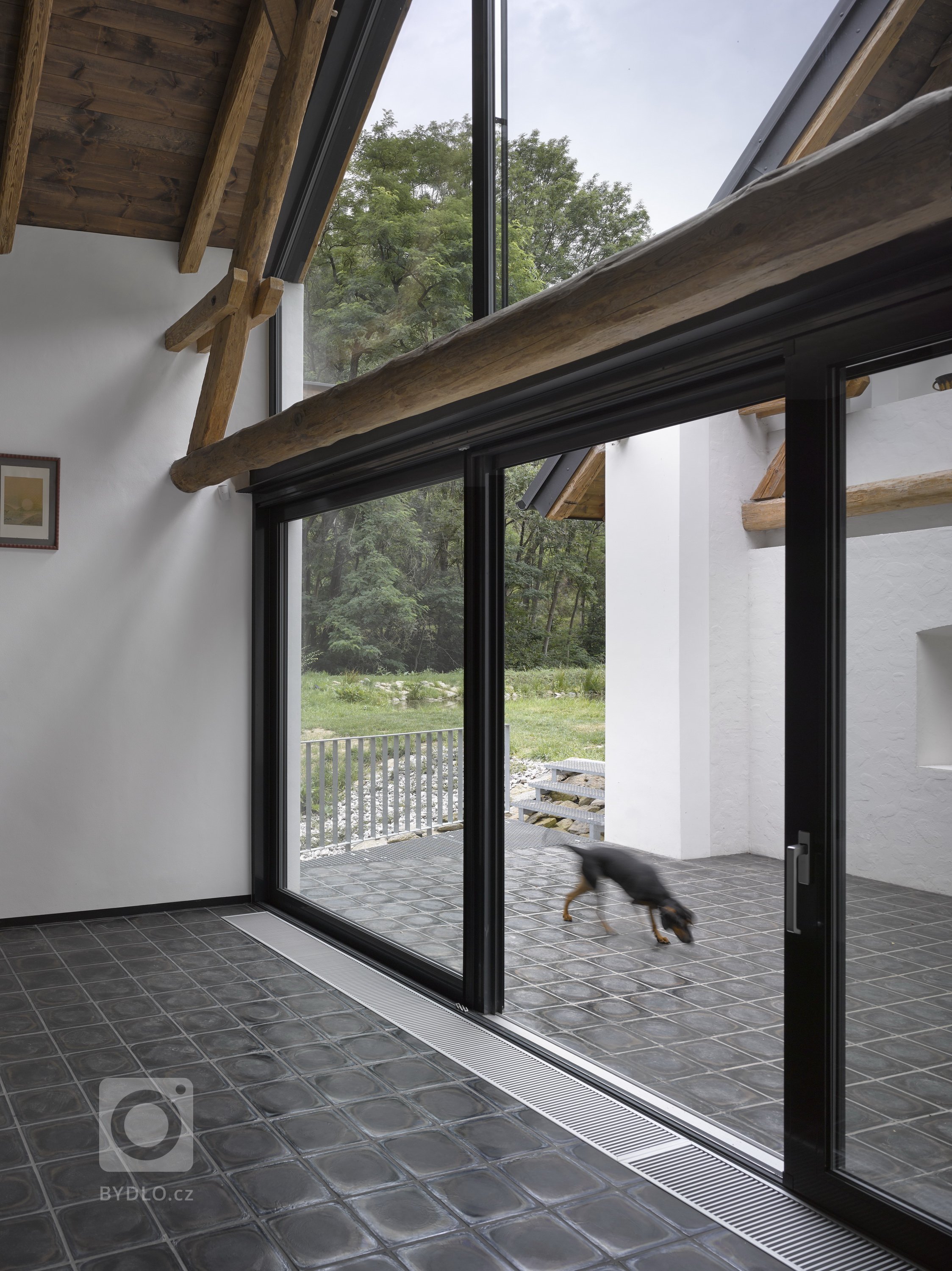 Již od prvního setkání s&nbsp;majiteli bylo jasné zadání, jaké má jejich budoucí bydlení splňovat požadavky: &quot;Má být neotřelé a přitom neokázalé&quot;.…