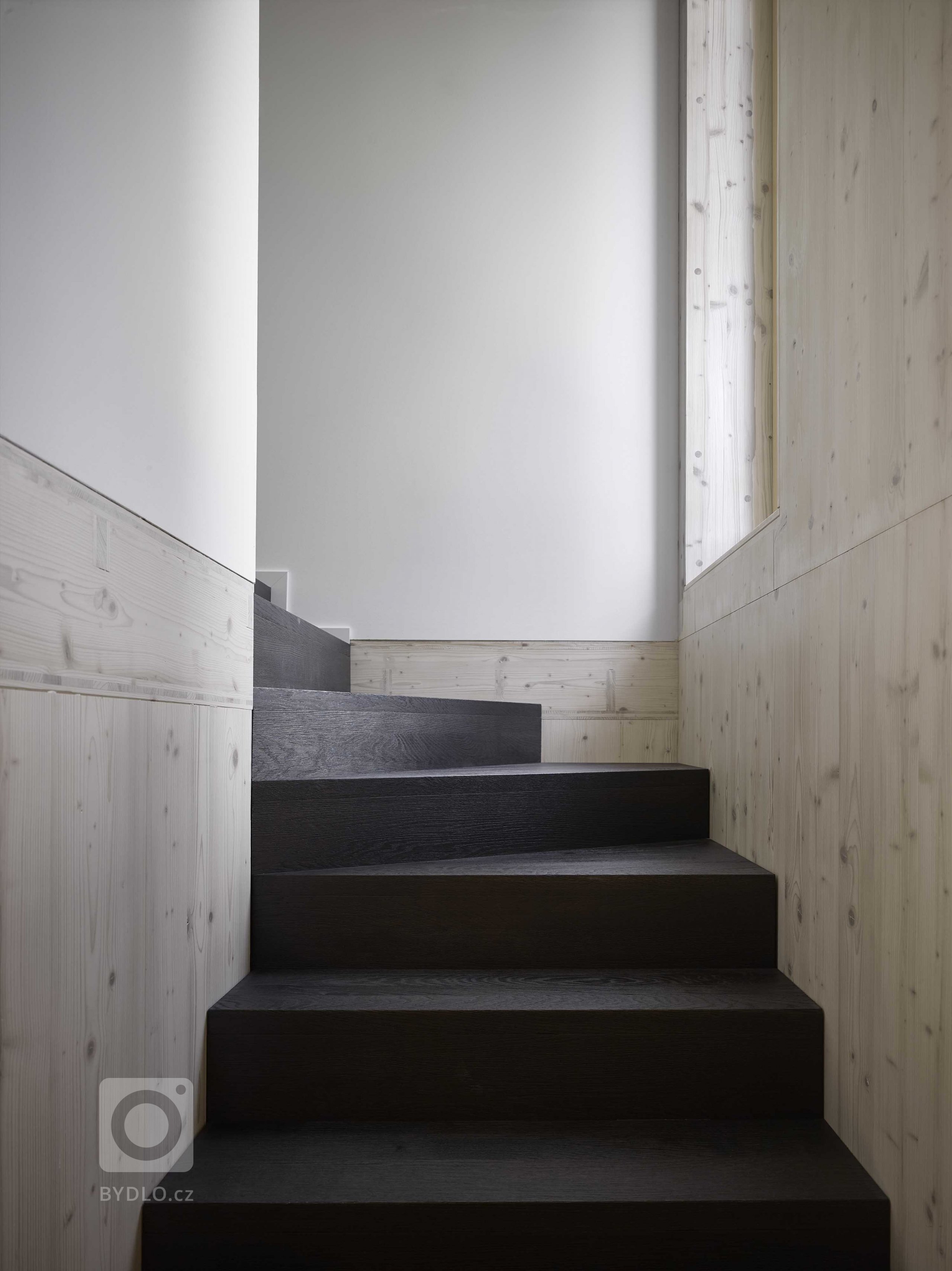 Chatová oblast u slapské přehrady se pomalu proměňuje v rezidenční osadu. Rodinný dům stojí na místě rekreačního objektu, jehož uspořádání ani technické…