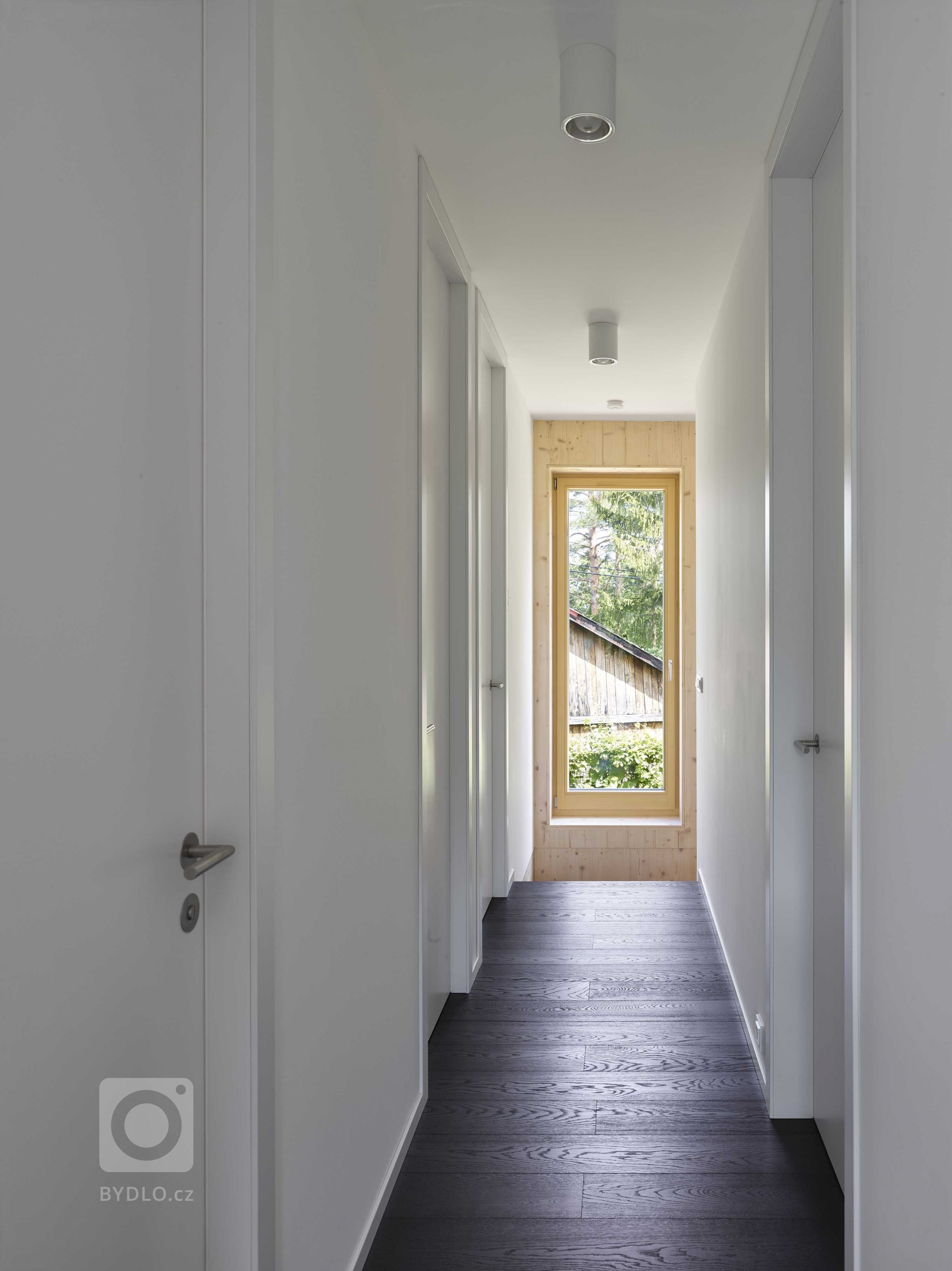 Chatová oblast u slapské přehrady se pomalu proměňuje v rezidenční osadu. Rodinný dům stojí na místě rekreačního objektu, jehož uspořádání ani technické…