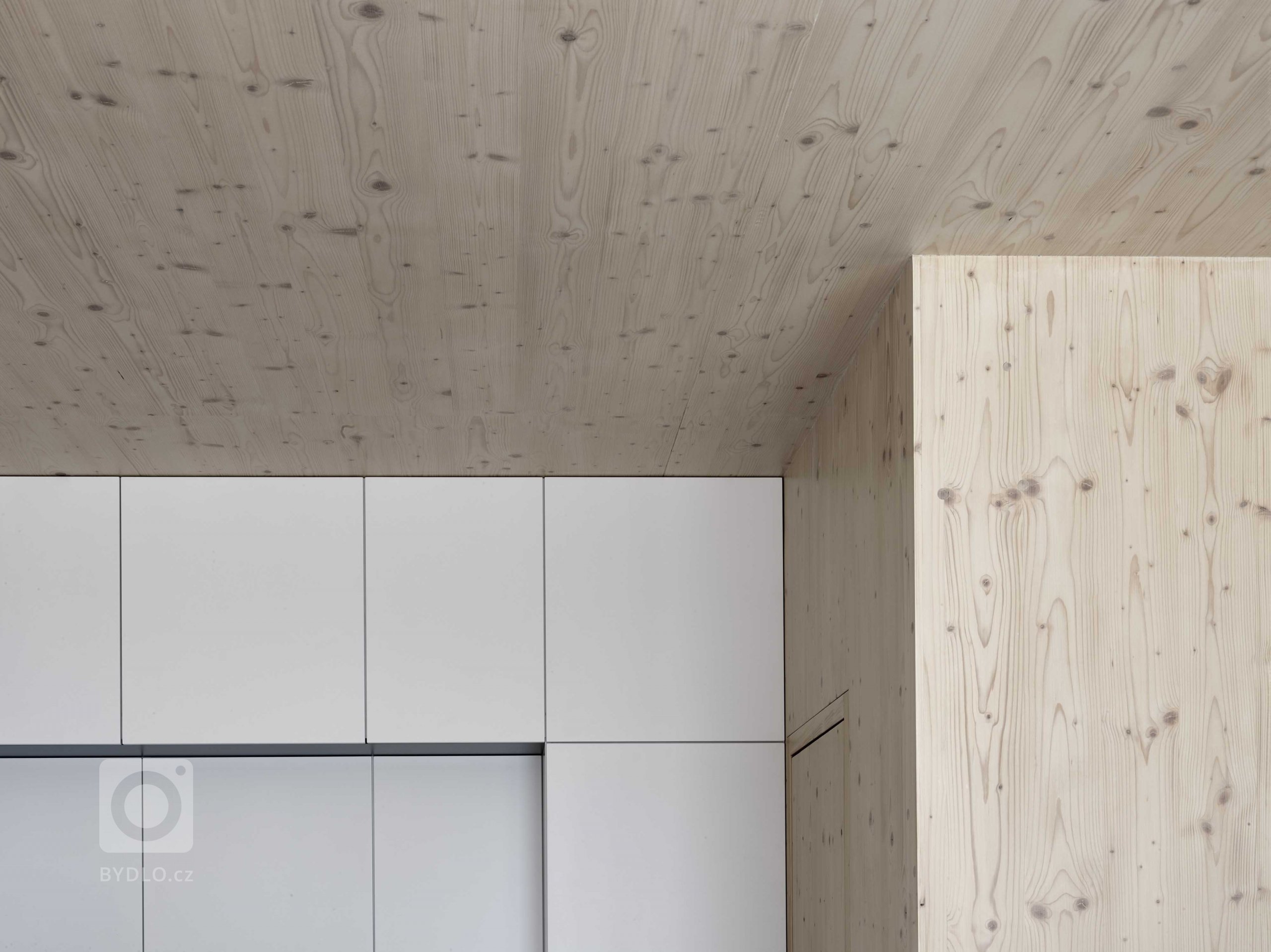 Chatová oblast u slapské přehrady se pomalu proměňuje v rezidenční osadu. Rodinný dům stojí na místě rekreačního objektu, jehož uspořádání ani technické…