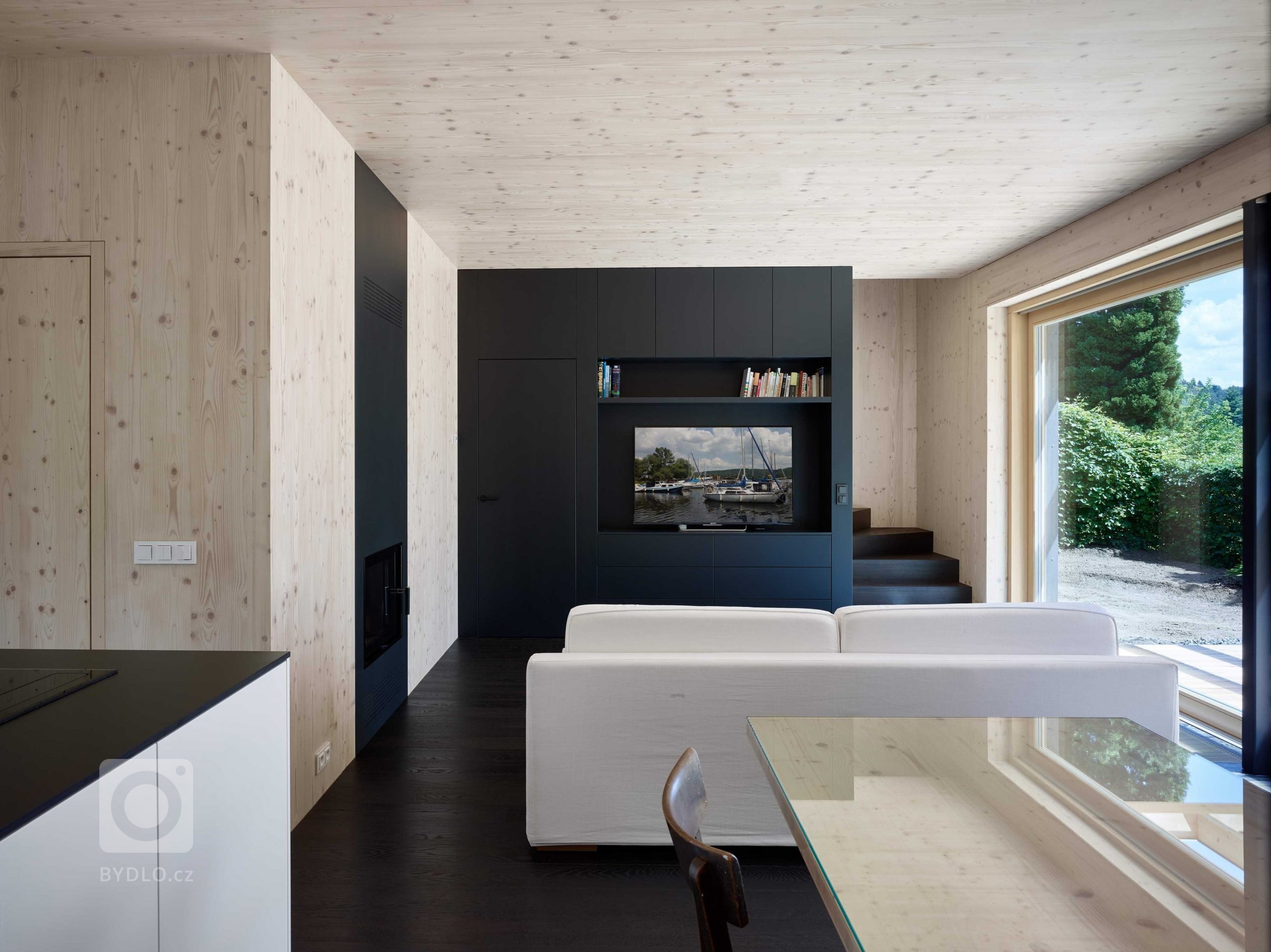 Chatová oblast u slapské přehrady se pomalu proměňuje v rezidenční osadu. Rodinný dům stojí na místě rekreačního objektu, jehož uspořádání ani technické…