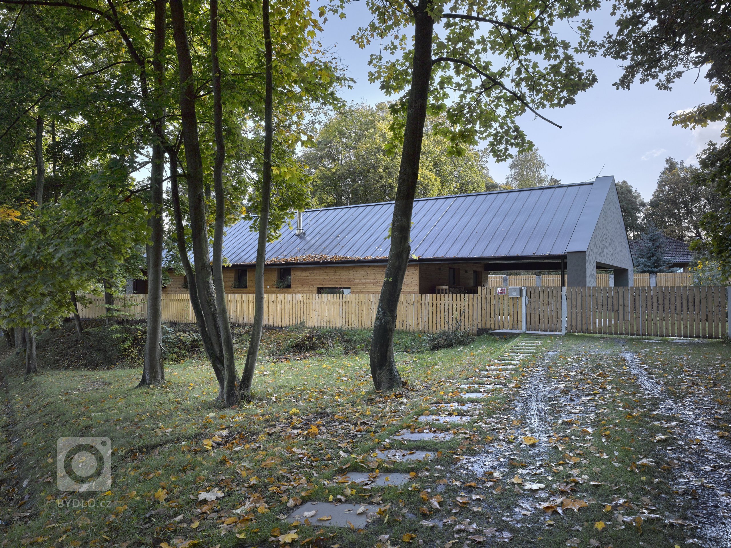 Parcela v&nbsp;centru Milovic, obklopená lesoparkem u&nbsp;klidné cesty, evokovala atmosféru lesního pozemku, o&nbsp;kterou jsme nechtěli novostavbou domu…