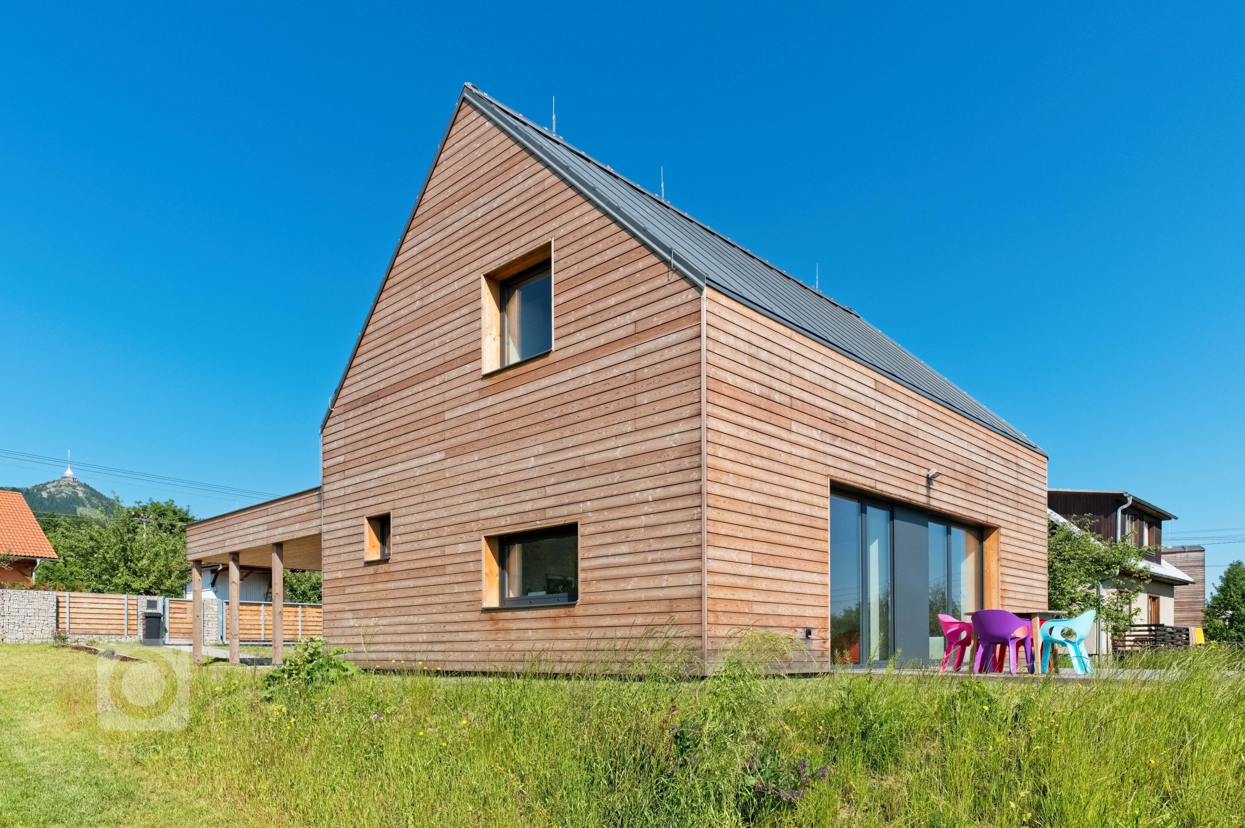 Klimatické podmínky horského prostředí jasně definovaly požadavky uživatele. Jednoduše, prostě a pragmaticky je řešen malý levný dům na úpatí Ještědu.…