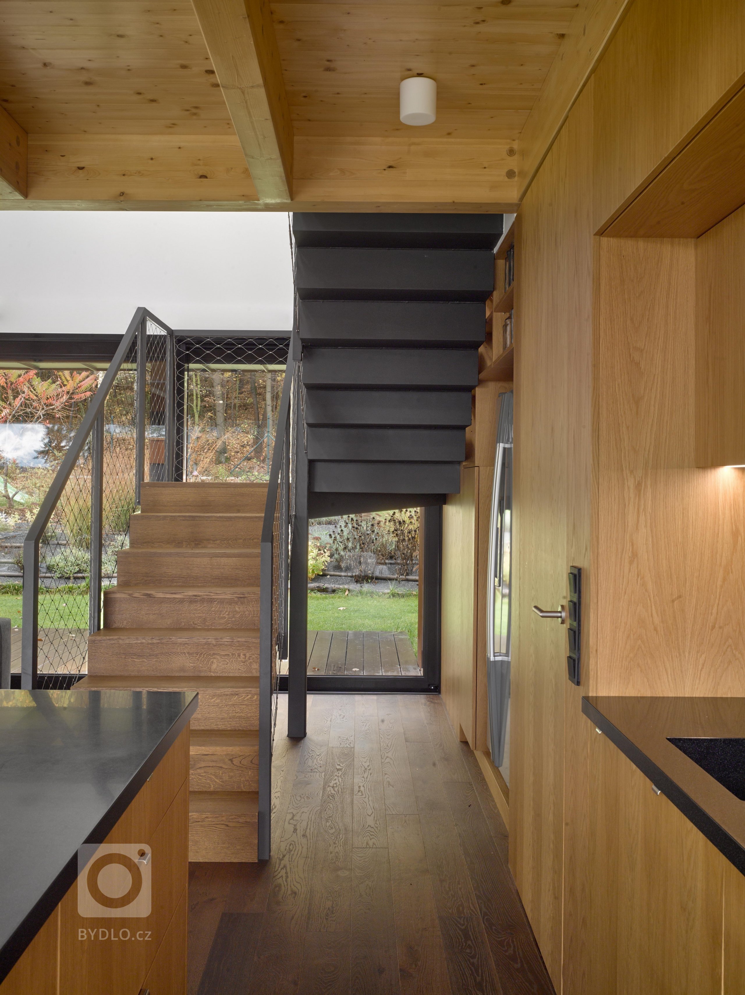 Na okraji Mníšku pod Brdy, v&nbsp;ulici Pod lesem. Jak samotná adresa naznačuje, lemuje místo stavby zalesněný kopec, na který je krásný výhled a patří k&nbsp…