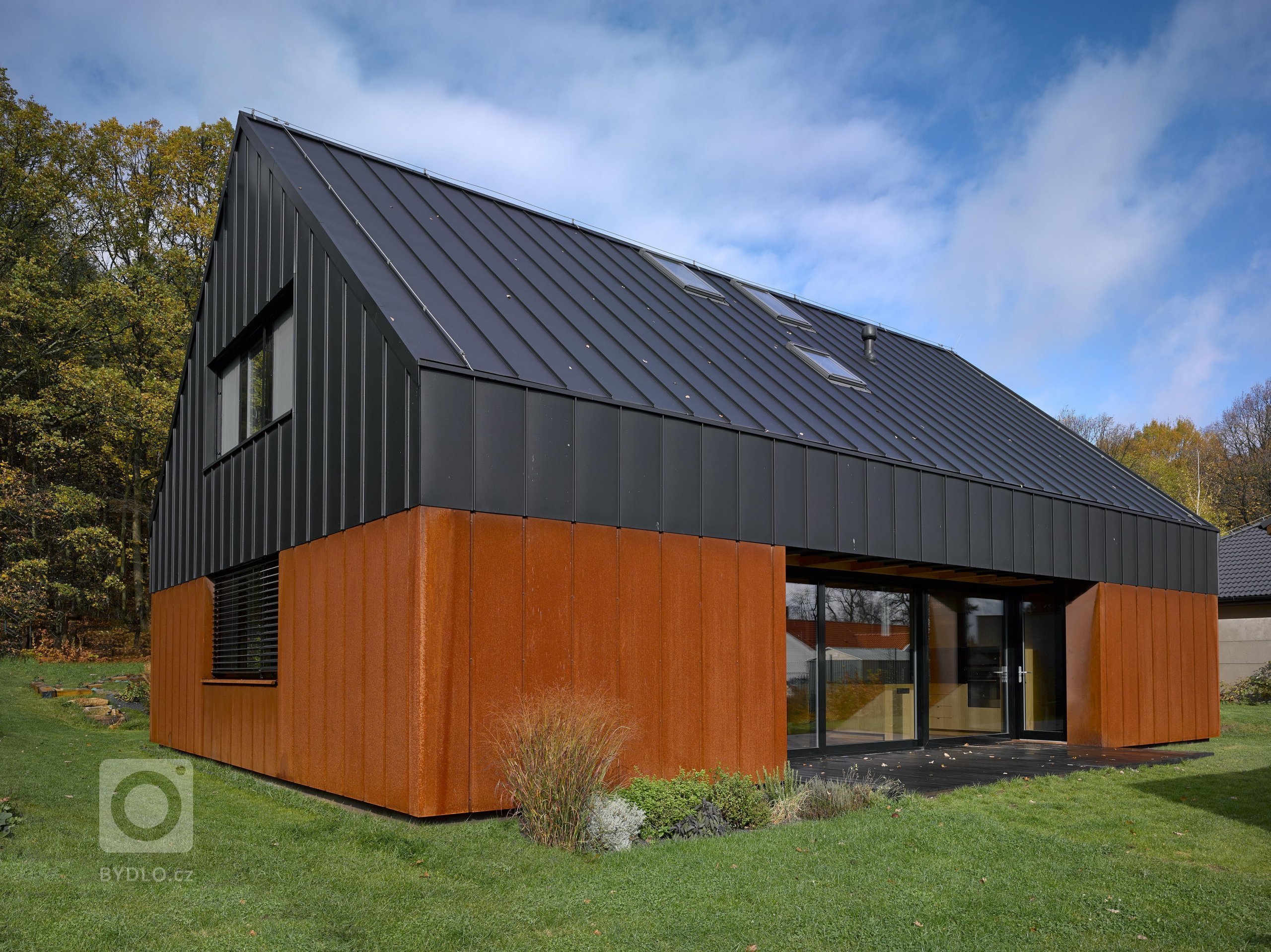 Na okraji Mníšku pod Brdy, v&nbsp;ulici Pod lesem. Jak samotná adresa naznačuje, lemuje místo stavby zalesněný kopec, na který je krásný výhled a patří k&nbsp…