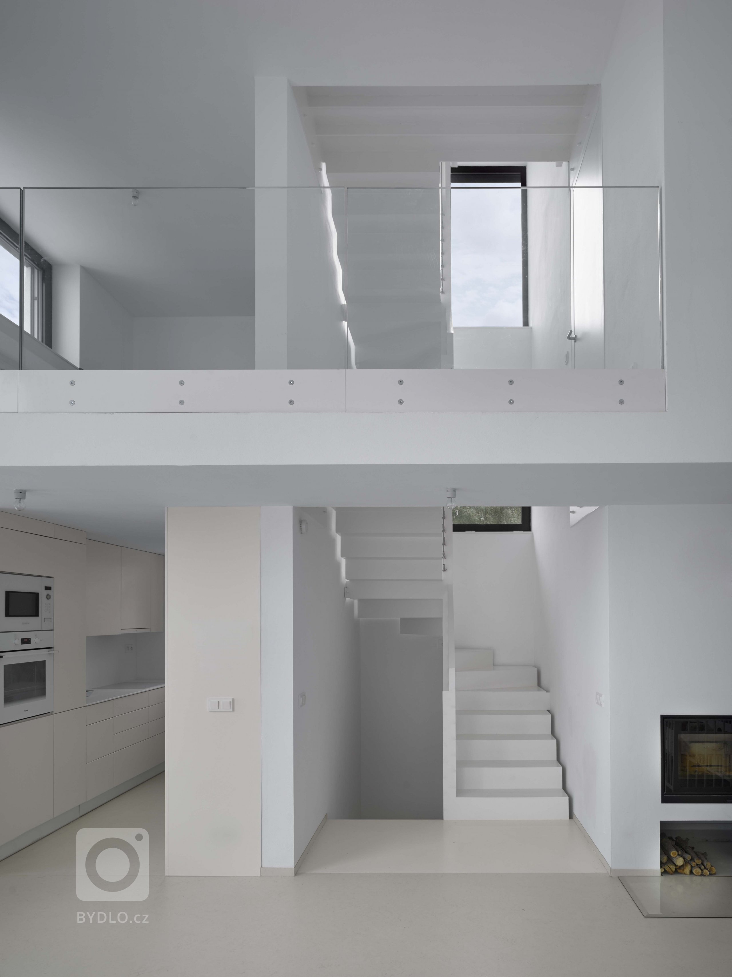 Suverénní ve své jednoduchosti, noblesní v&nbsp;materiálové čistotě, elegantní v&nbsp;prosté formě a důmyslný vnitřním uspořádáním, tak abychom využili…