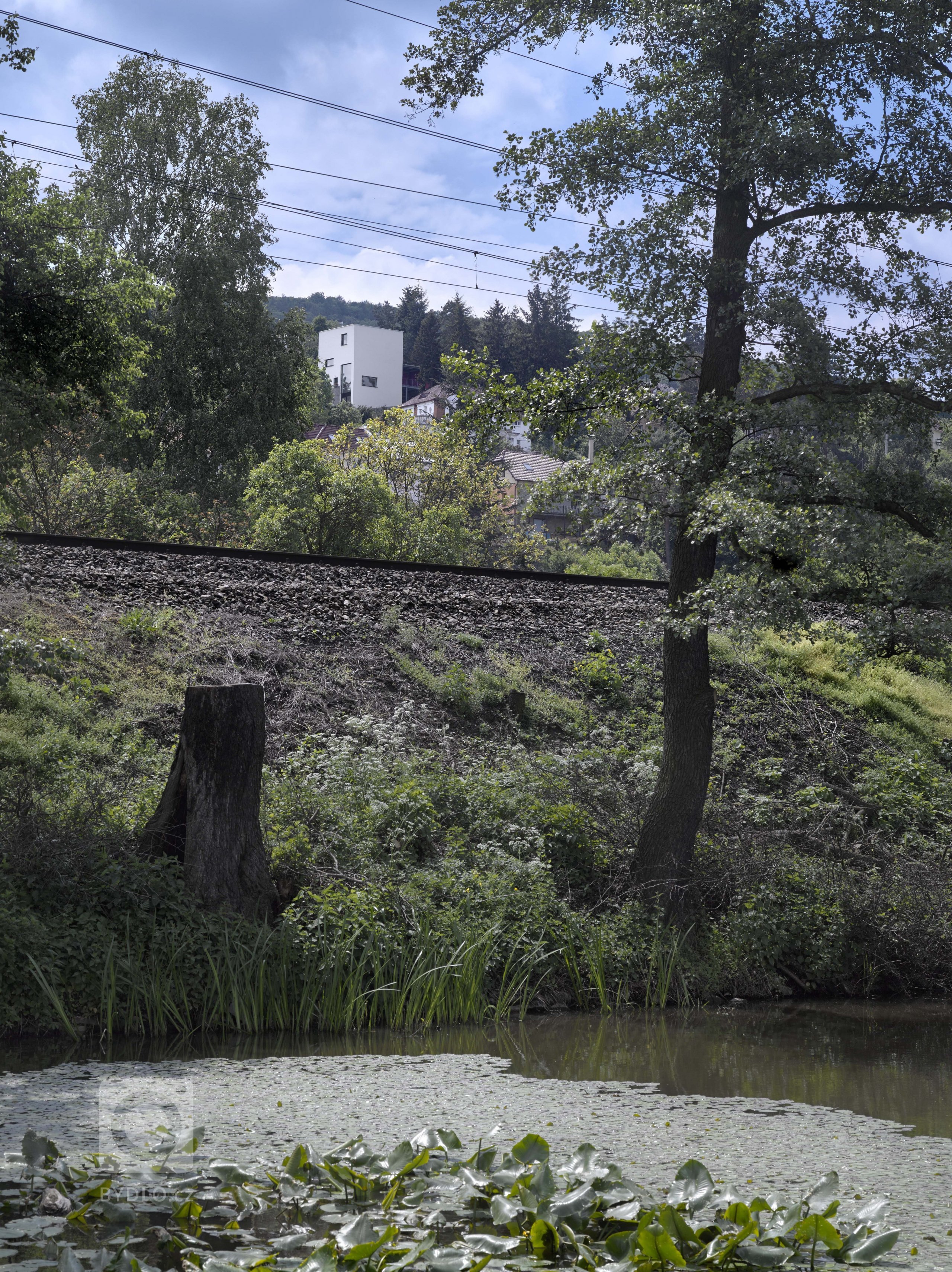 Suverénní ve své jednoduchosti, noblesní v&nbsp;materiálové čistotě, elegantní v&nbsp;prosté formě a důmyslný vnitřním uspořádáním, tak abychom využili…
