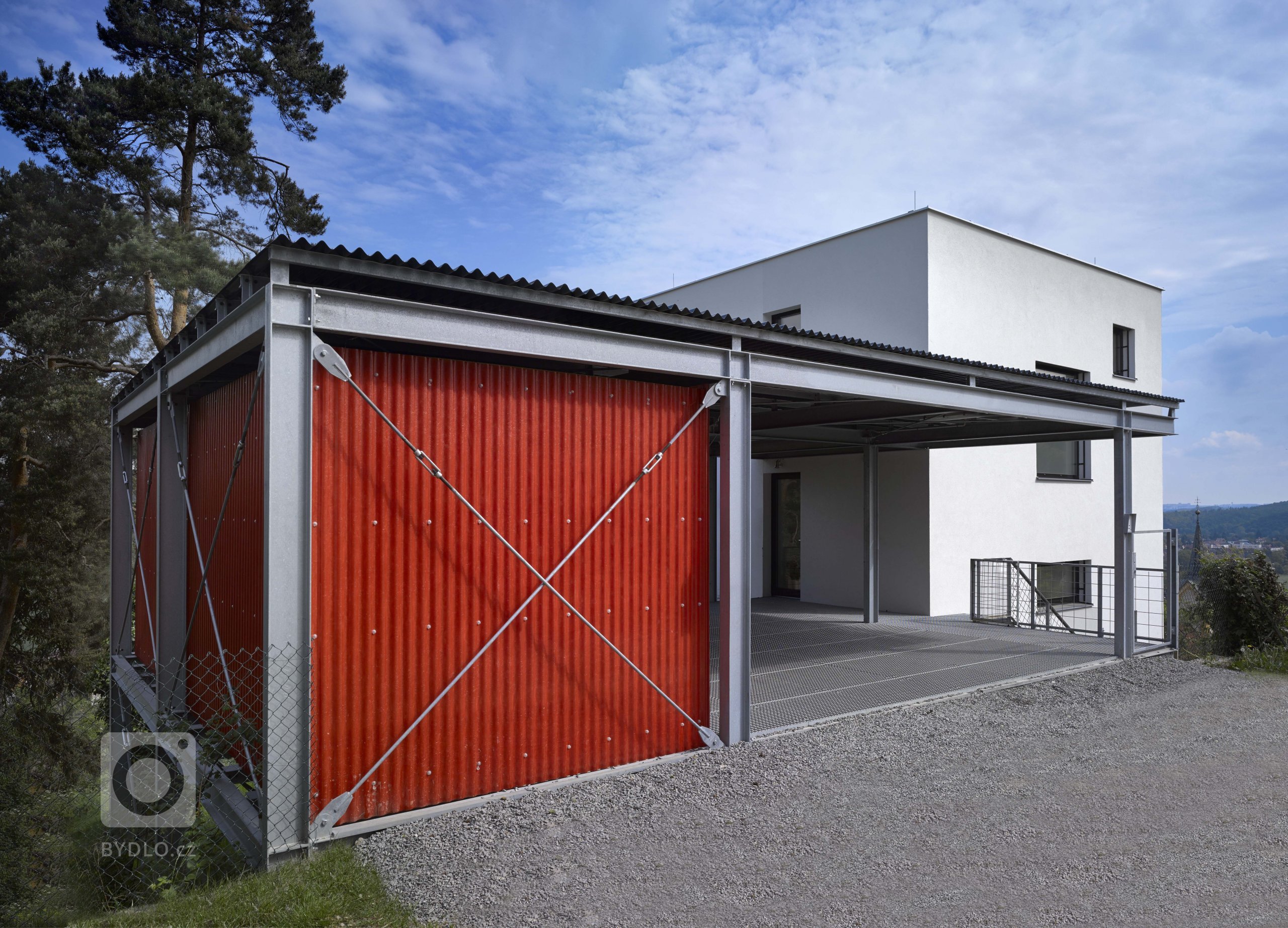 Suverénní ve své jednoduchosti, noblesní v&nbsp;materiálové čistotě, elegantní v&nbsp;prosté formě a důmyslný vnitřním uspořádáním, tak abychom využili…