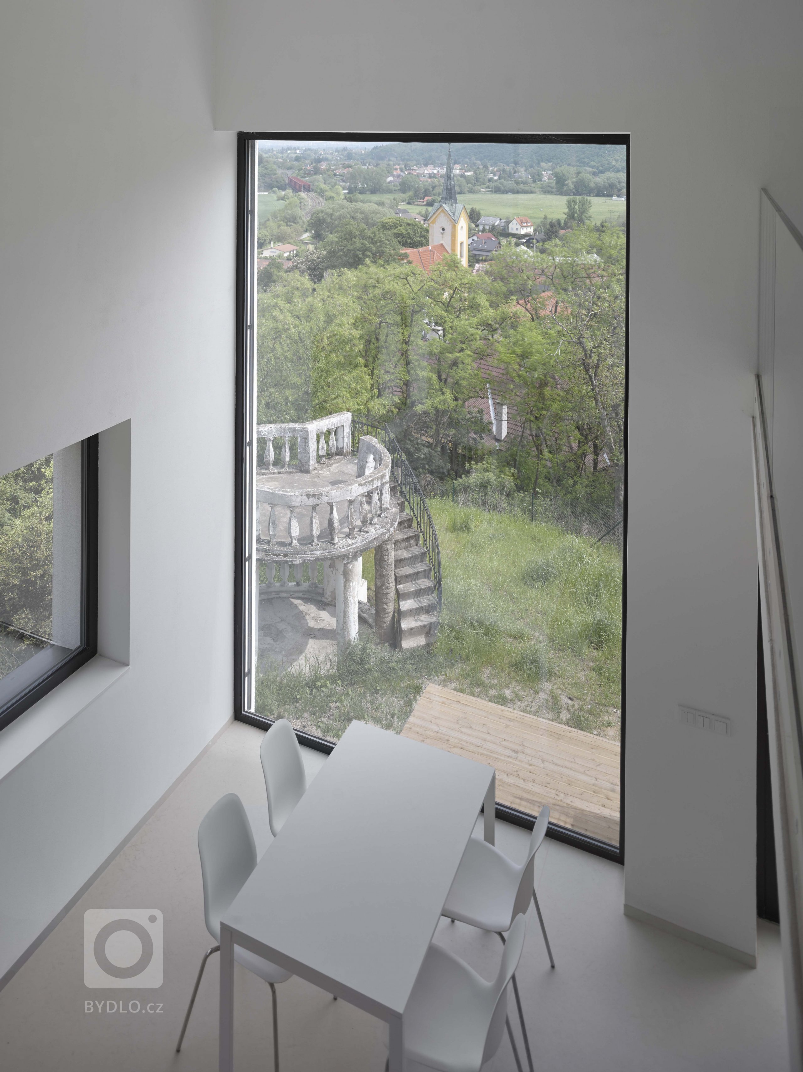 Suverénní ve své jednoduchosti, noblesní v&nbsp;materiálové čistotě, elegantní v&nbsp;prosté formě a důmyslný vnitřním uspořádáním, tak abychom využili…