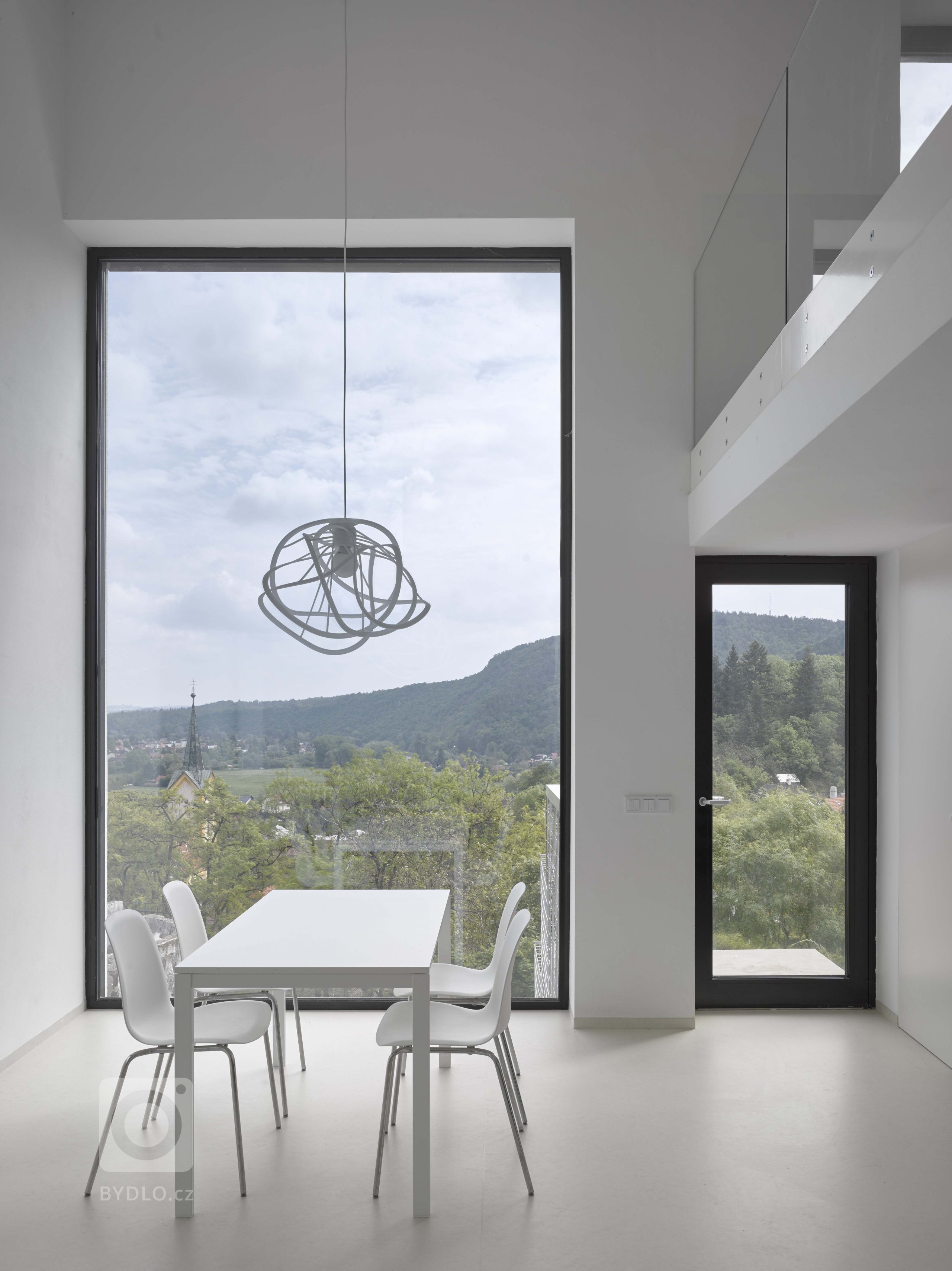 Suverénní ve své jednoduchosti, noblesní v&nbsp;materiálové čistotě, elegantní v&nbsp;prosté formě a důmyslný vnitřním uspořádáním, tak abychom využili…