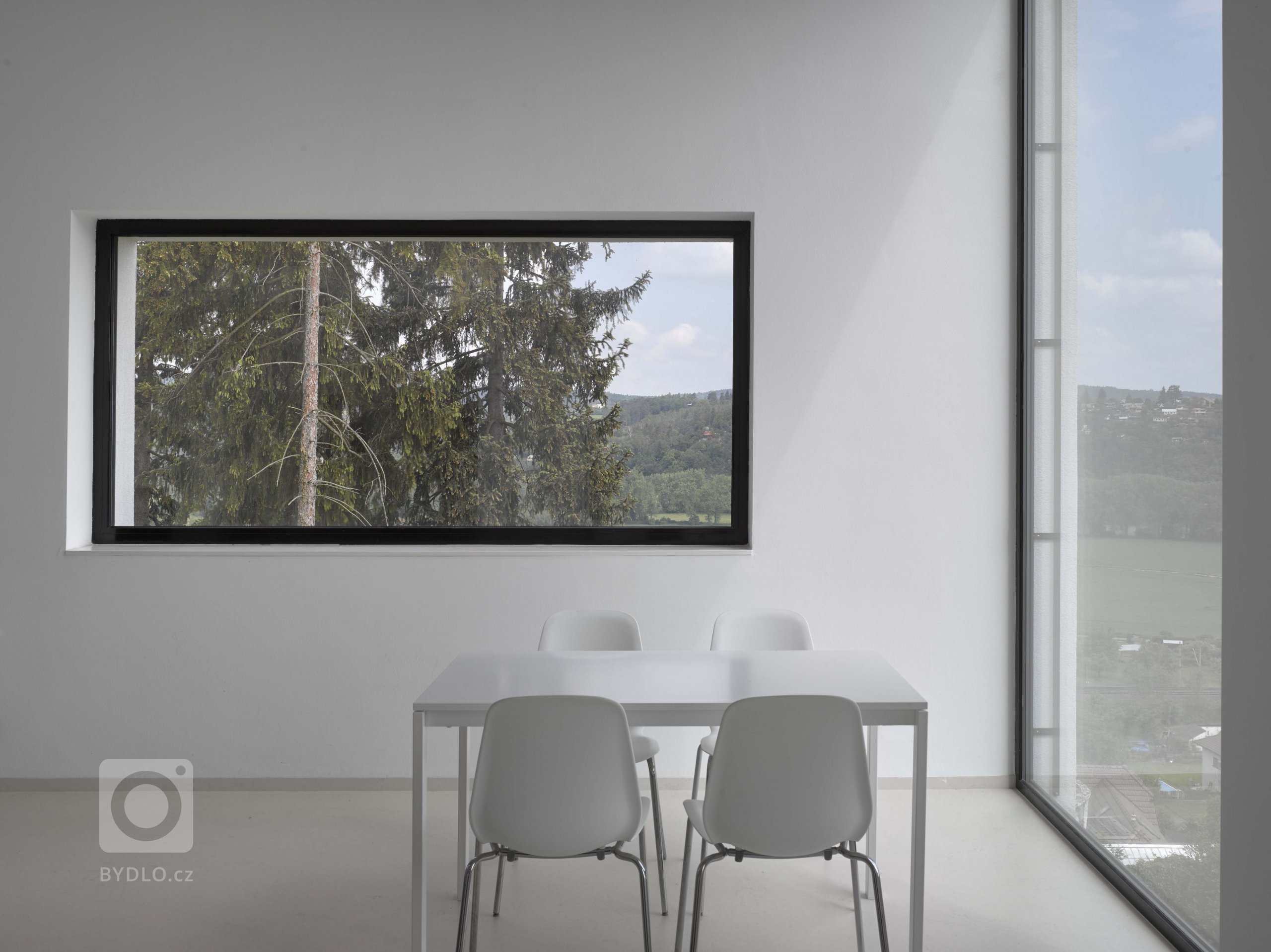 Suverénní ve své jednoduchosti, noblesní v&nbsp;materiálové čistotě, elegantní v&nbsp;prosté formě a důmyslný vnitřním uspořádáním, tak abychom využili…