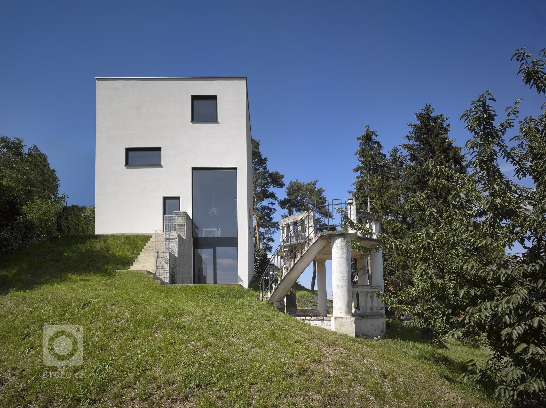 Suverénní ve své jednoduchosti, noblesní v&nbsp;materiálové čistotě, elegantní v&nbsp;prosté formě a důmyslný vnitřním uspořádáním, tak abychom využili…