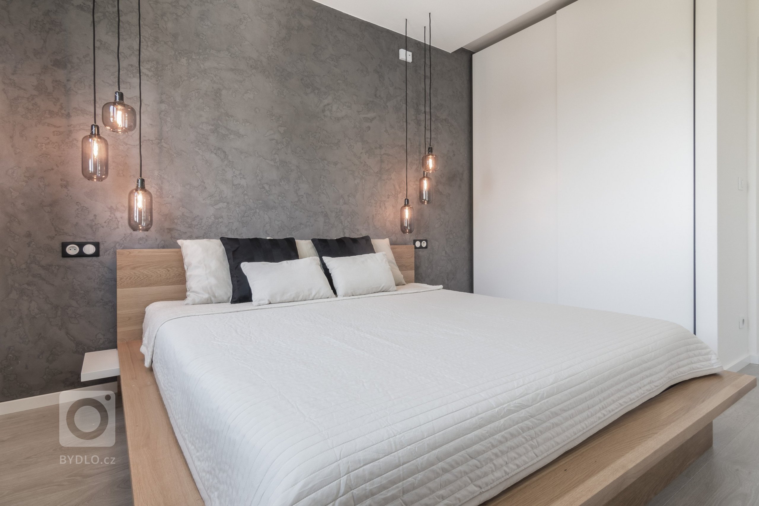 Developerský projekt JRD, podchycení klientských změn a návrh interiéru vybavení bytu pro mladý pár. Z návrhu vyplynulo použití cementové stěrky na většinu…