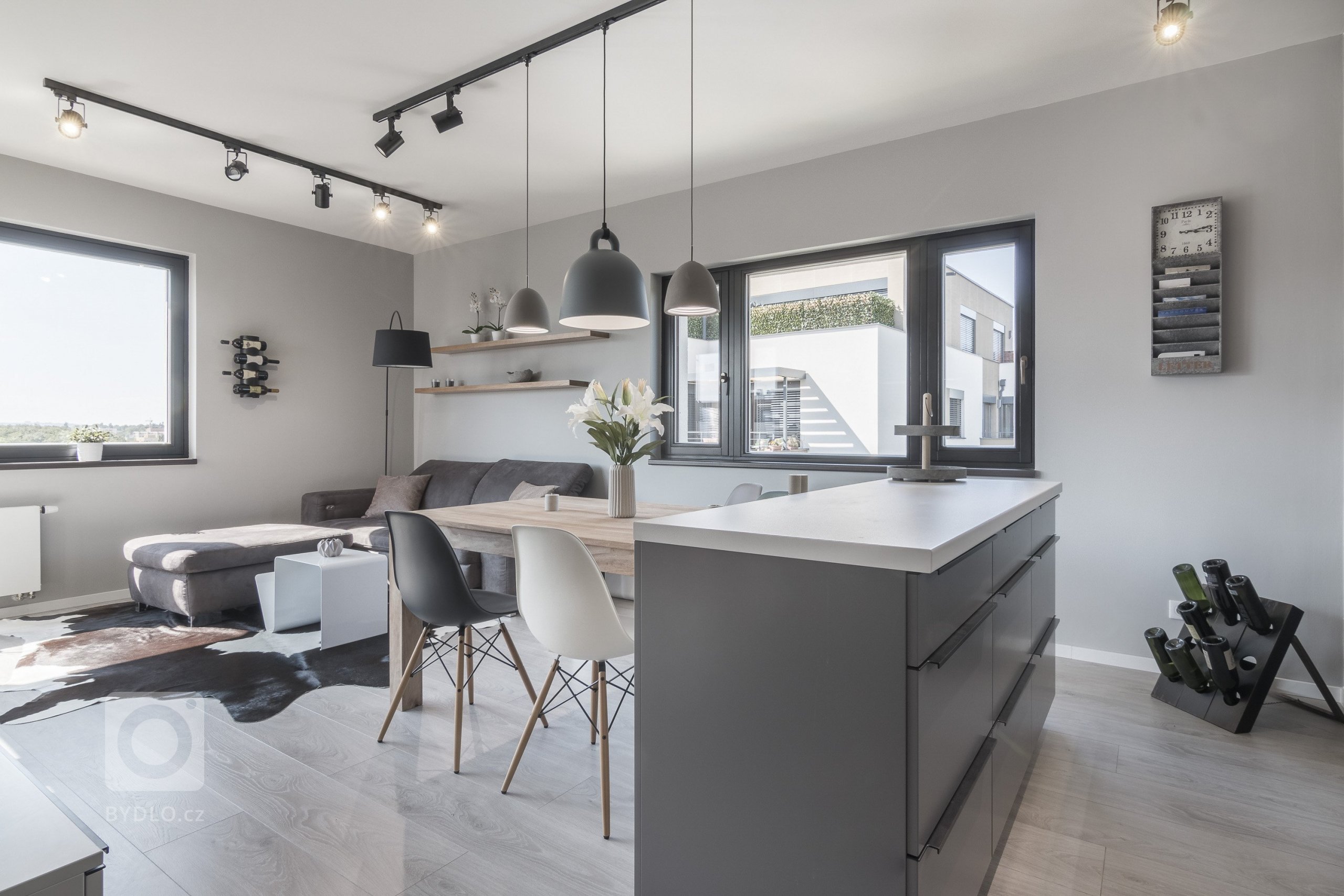 Developerský projekt JRD, podchycení klientských změn a návrh interiéru vybavení bytu pro mladý pár. Z návrhu vyplynulo použití cementové stěrky na většinu…