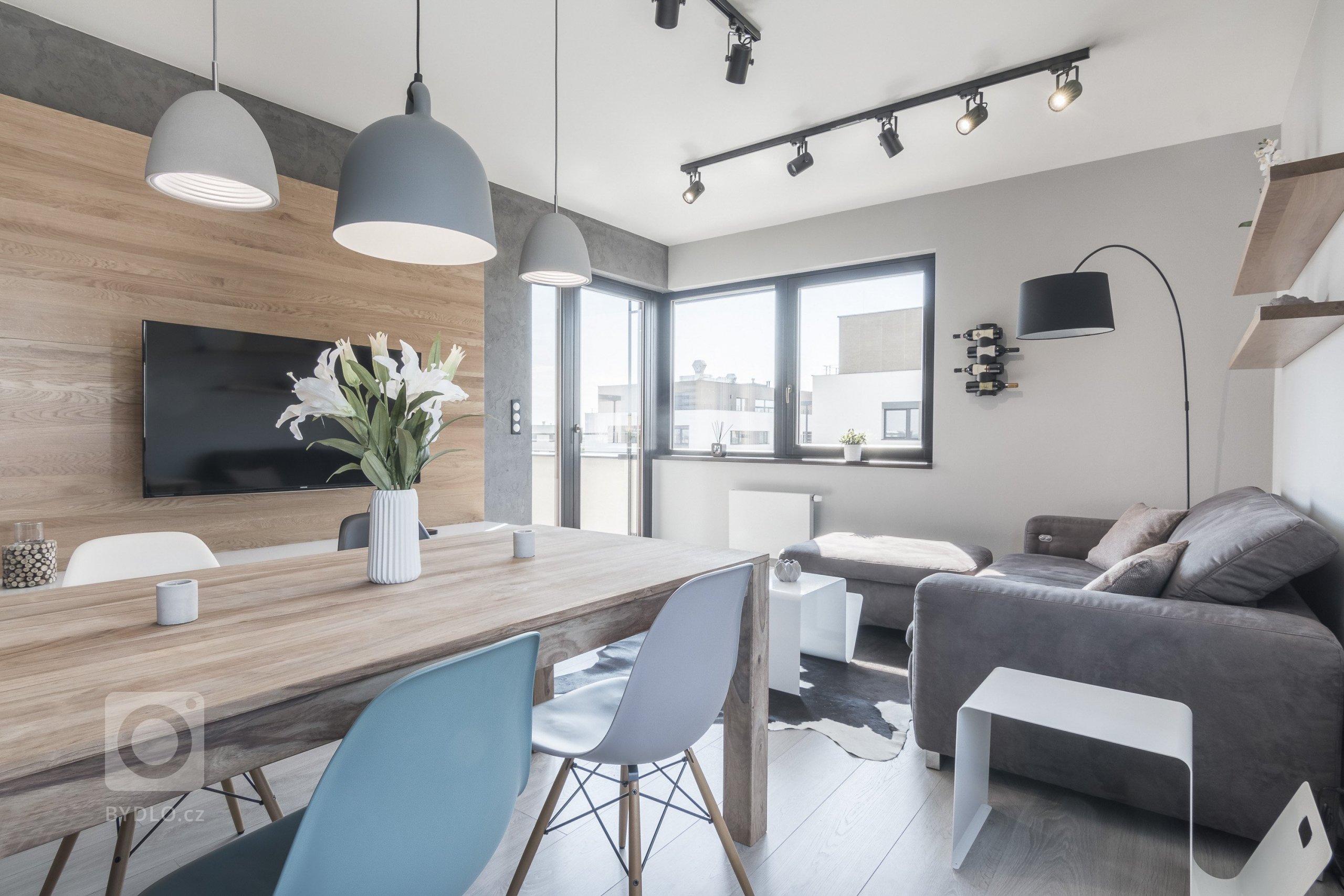 Developerský projekt JRD, podchycení klientských změn a návrh interiéru vybavení bytu pro mladý pár. Z návrhu vyplynulo použití cementové stěrky na většinu…