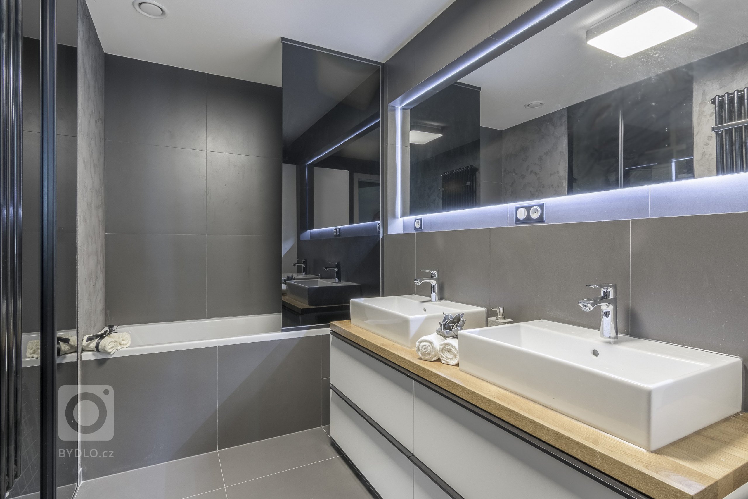 Developerský projekt JRD, podchycení klientských změn a návrh interiéru vybavení bytu pro mladý pár. Z návrhu vyplynulo použití cementové stěrky na většinu…