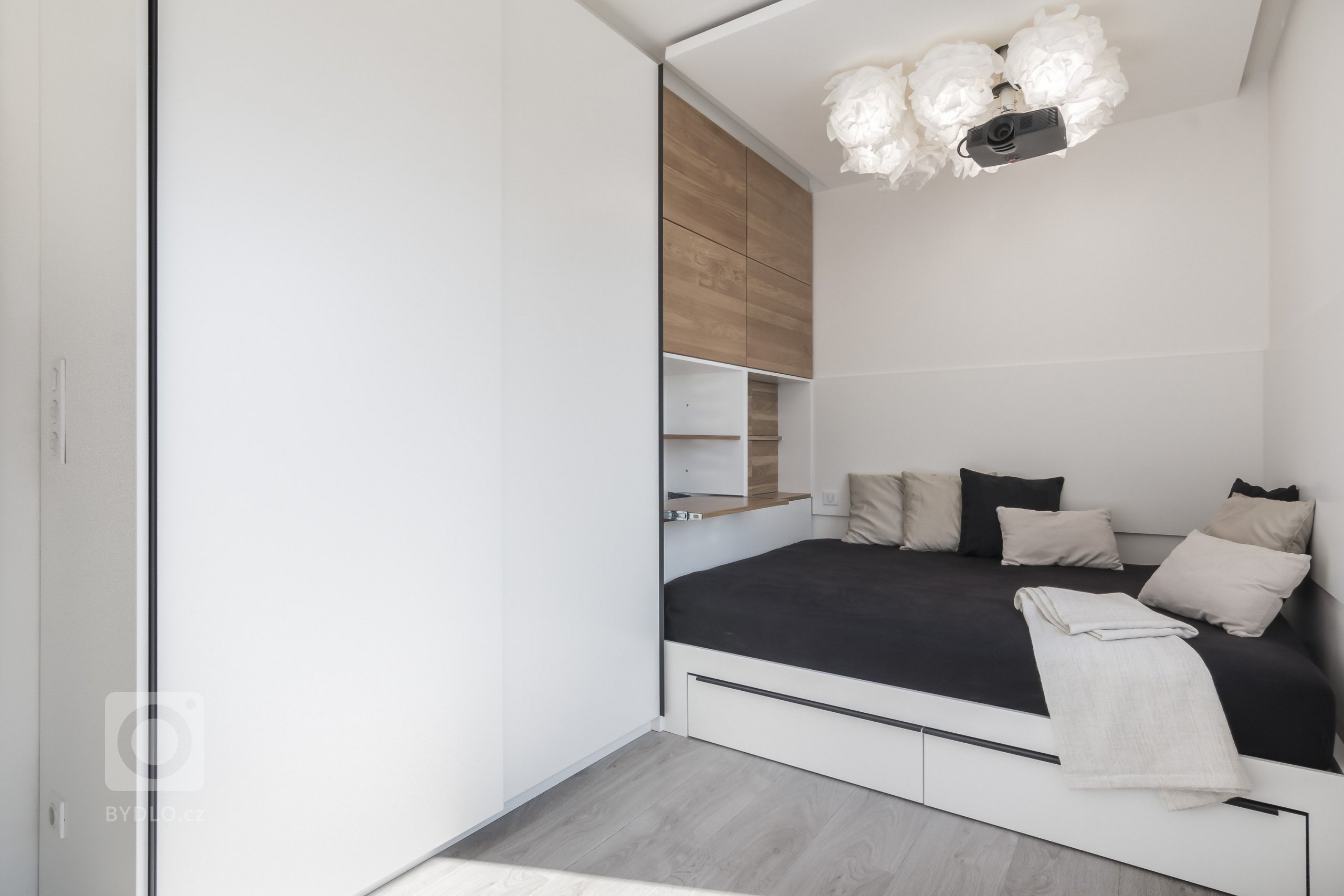 Developerský projekt JRD, podchycení klientských změn a návrh interiéru vybavení bytu pro mladý pár. Z návrhu vyplynulo použití cementové stěrky na většinu…